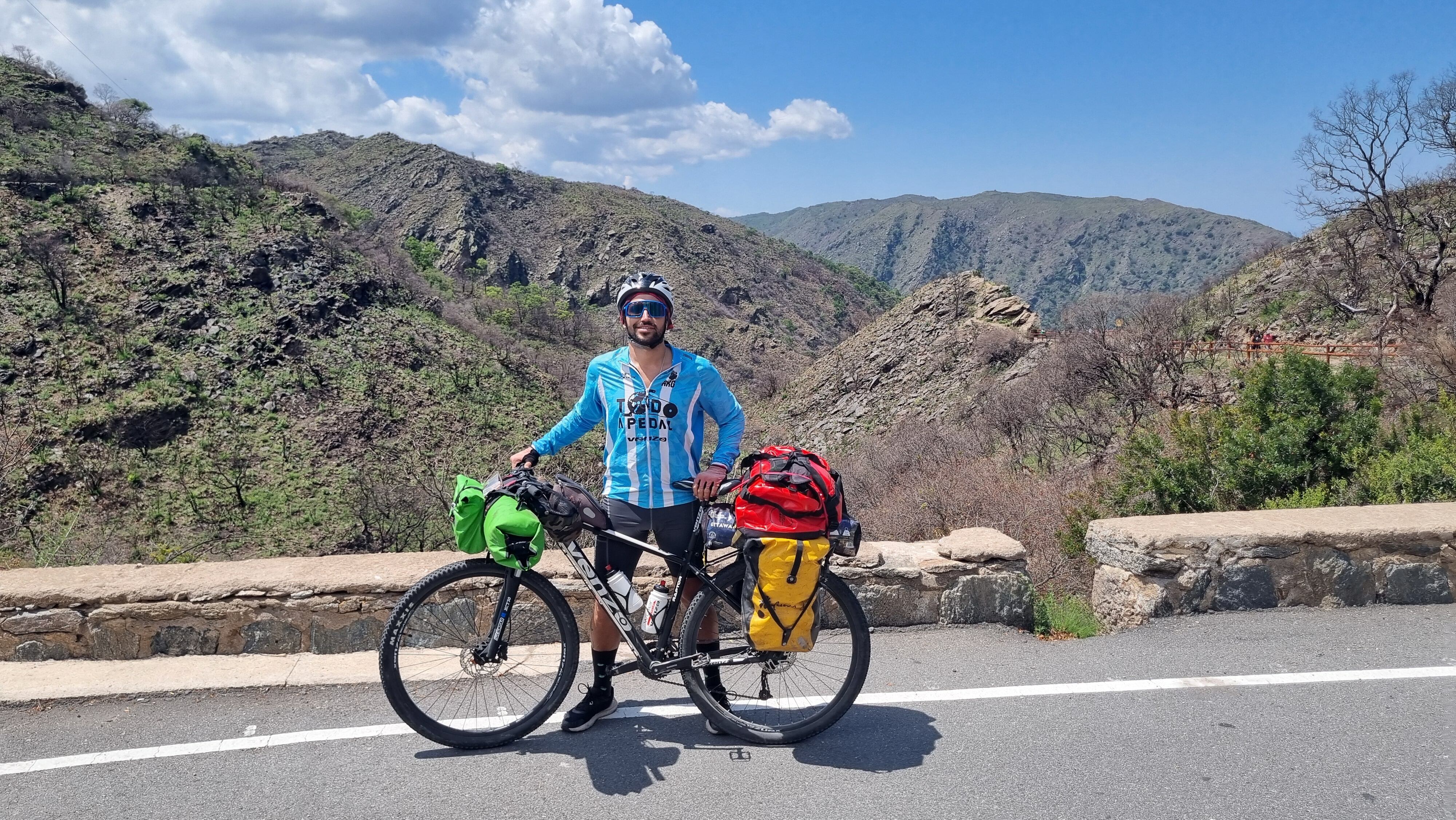 “Se trata de un recorrido donde conectamos con nuestra Córdoba, a lo largo de los veintiséis departamentos de la provincia, a paso lento, haciendo pocos kilómetros por día, tratando de conectar con pueblos pequeños, con las curiosidades, con lo que conecta realmente con lo ancestral y lo que nos lleva a entender nuestros orígenes y todo lo que somos hoy que nace de esta tierra hermosa que es la provincia de Córdoba”