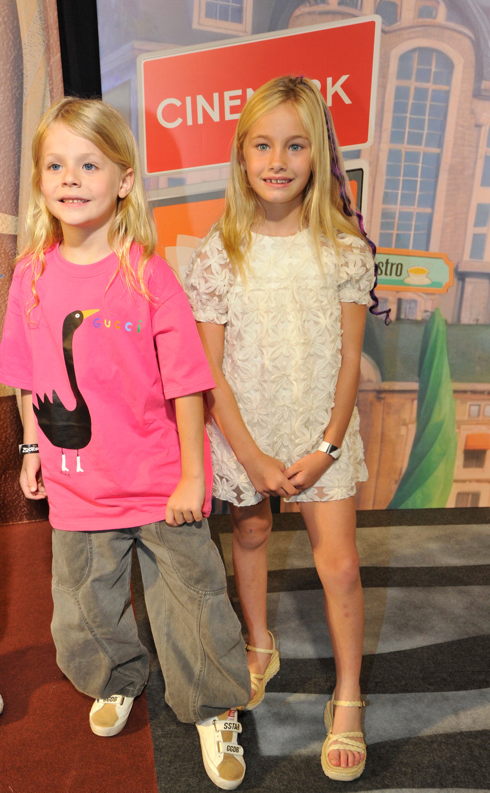 Dionisio Mendoza se paró frente a los fotógrafos junto a su fiel compañera de eventos, Matilda Salazar. Luego compartieron la parte más divertida de la salida: la película de Disney