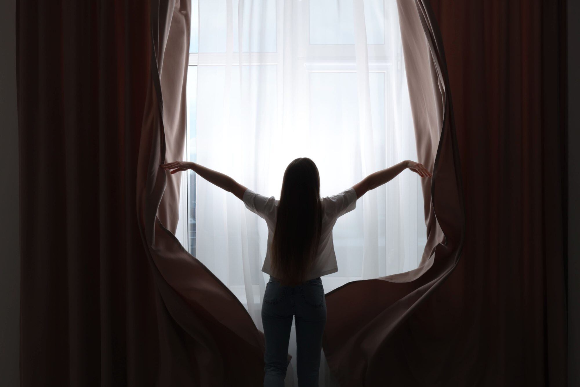 El miedo habla de una ausencia de confianza y presencia del ego que lo único que busca es dejarnos atrapados en un estado de supervivencia