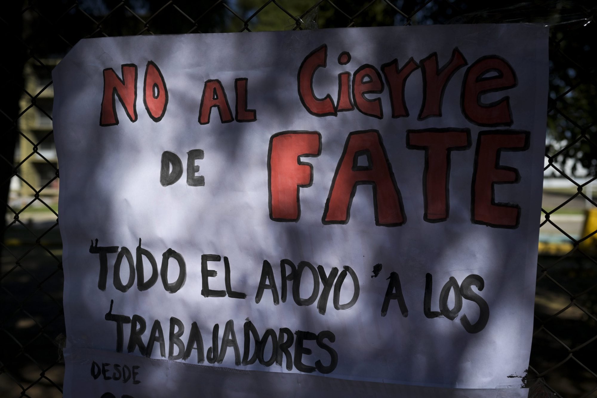 Trabajadores de la planta de Fate permanecen dentro del predio de la fabrica en resguardo de sus puestos de trabajo durante la conciliacion obligatoria dictada por el Ministerio de Trabajo.
