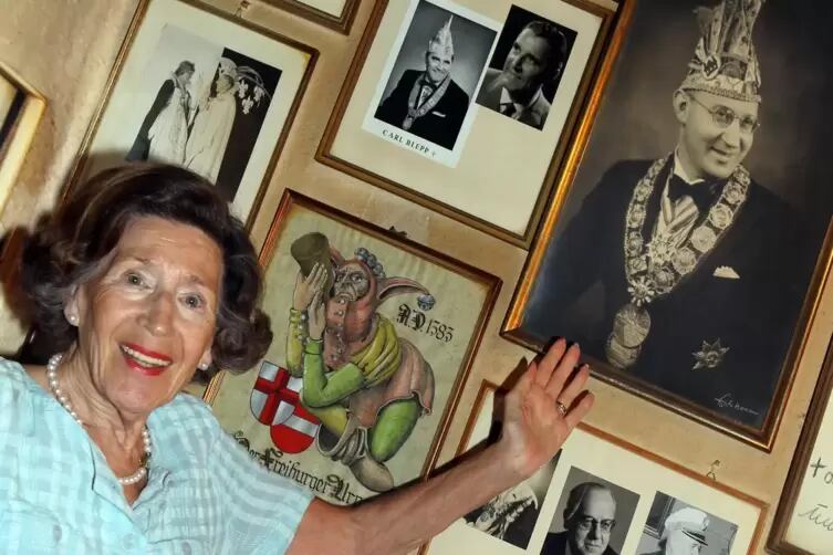 Inge junto a la foto de su padre, que fundó la vinería en 1955 como un centro de reunión para los amantes del vino y los actores, payasos y