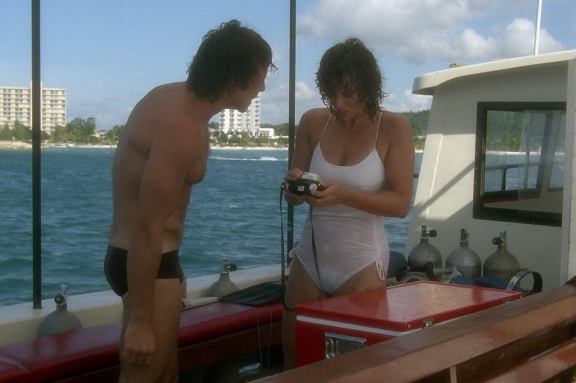 Steve Marachuk y Tricia O'Neil en una escena de Piraña 2 (1982)