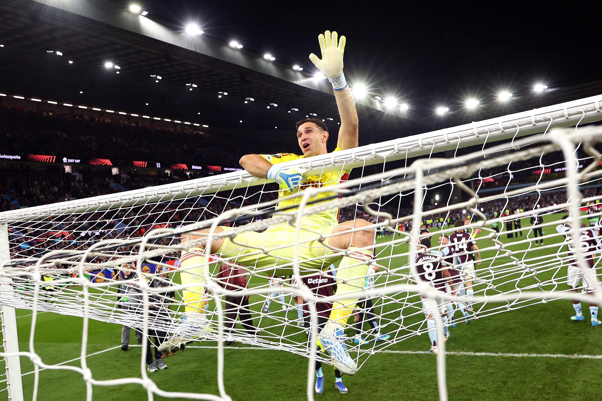 Aston Villa goleó, dio vuelta la serie y jugará la final de la Europa League con Dibu y Buendía como protagonistas
