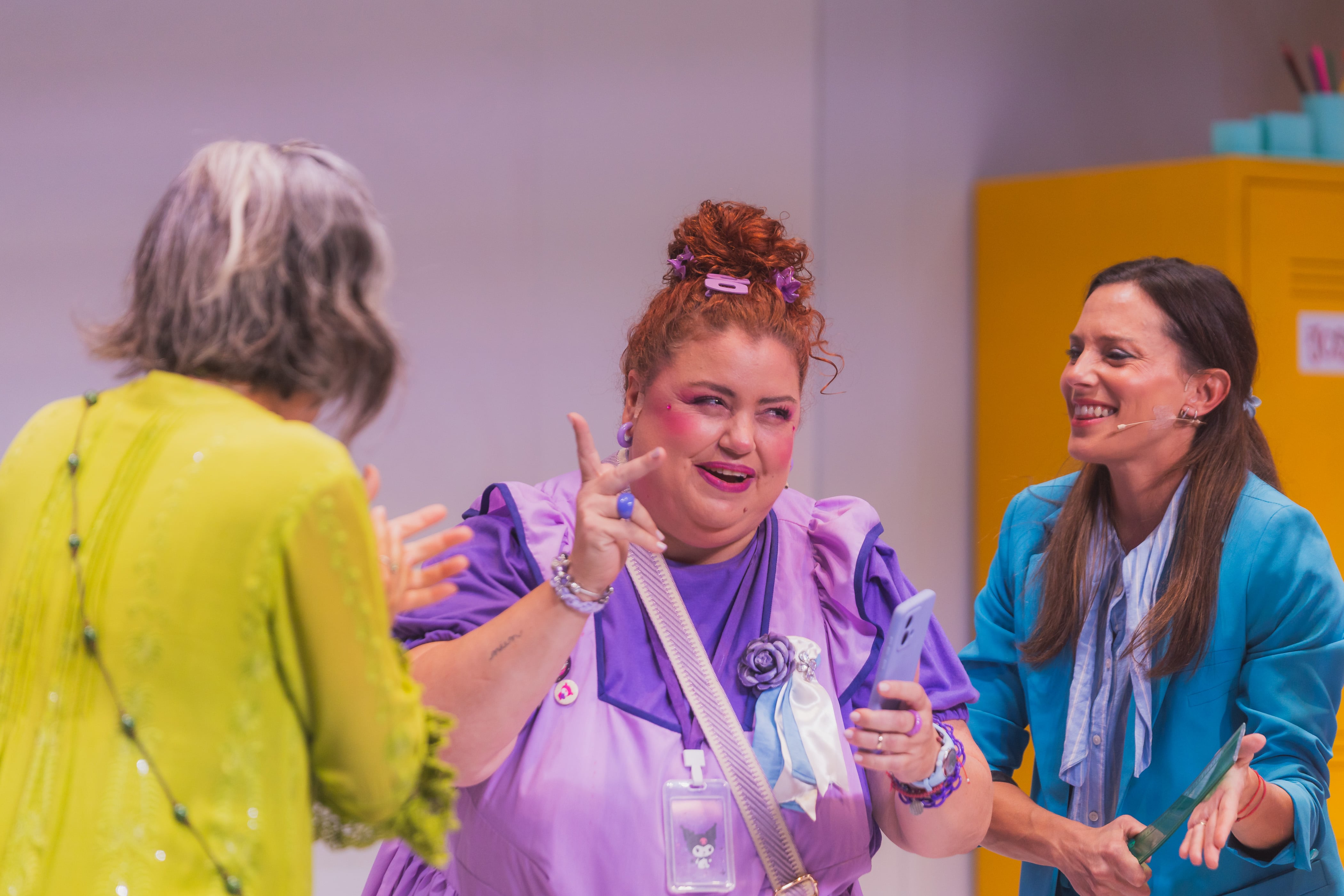 Karina Hernández (en el centro), la gran revelación de la obra, junto a Carla Conte (izq.) y Manuel Pal (der.)