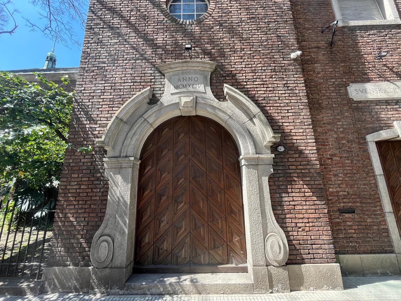 Ingreso a la Iglesia Sueca de Buenos Aires en Azopardo 1428, en la comuna de San Telmo