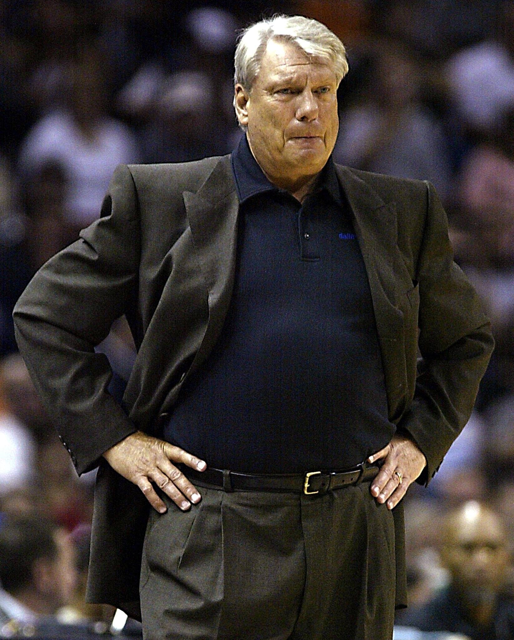 Don Nelson en su etapa como entrenador de Dallas Mavericks (Photo by JEFF HAYNES / AFP)