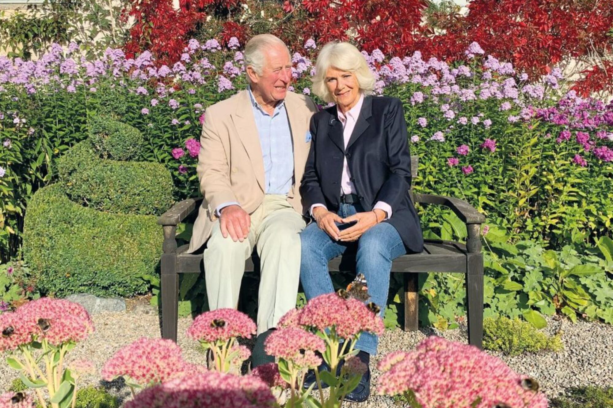 El príncipe Carlos y Camilla Parker-Bowles sentados en su jardín de Birkhall (Clarence House)