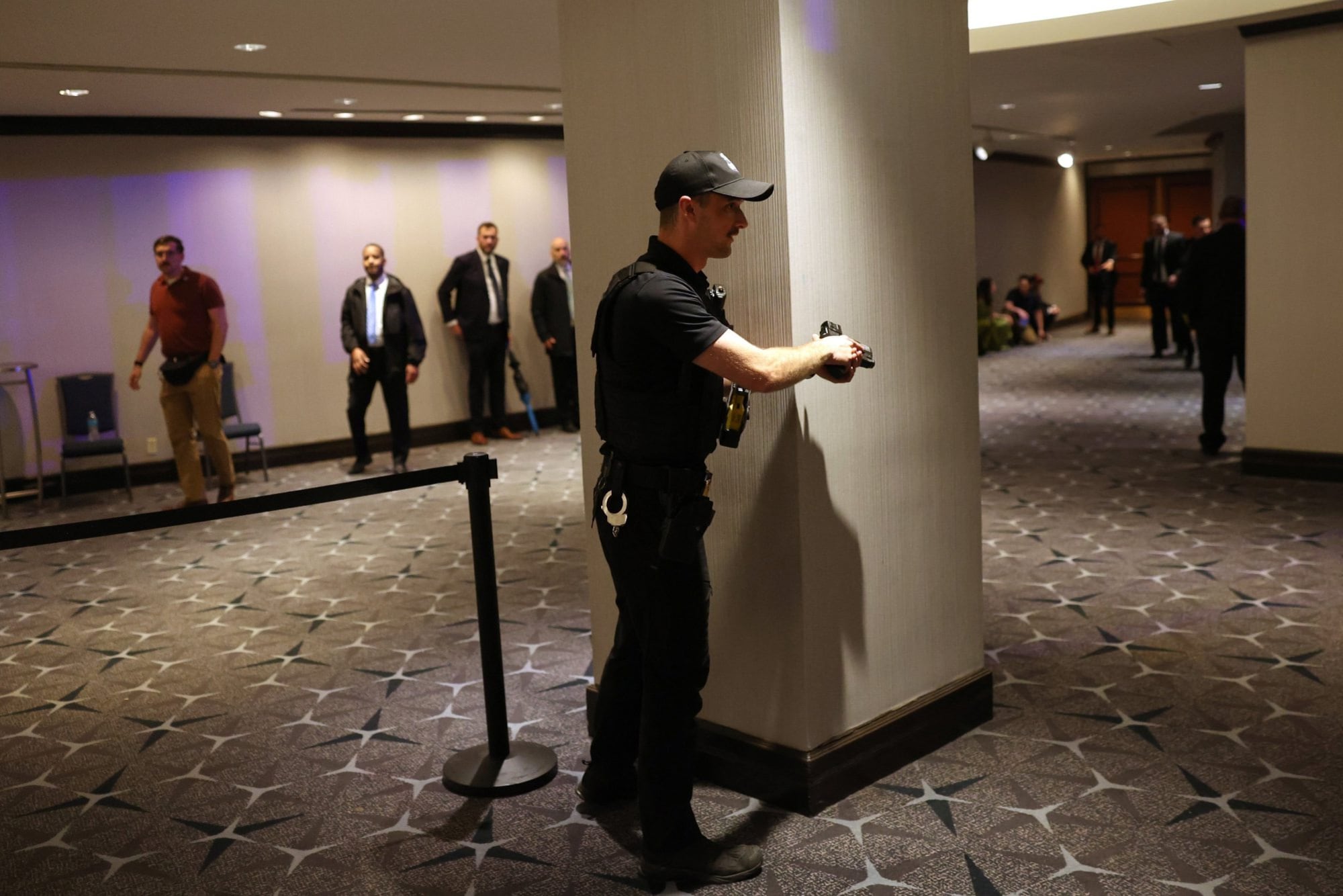 Agentes del Servicio Secreto en acción en la cena de corresponsales de la Casa Blanca el 25 de abril, tras un frustrado atentado.