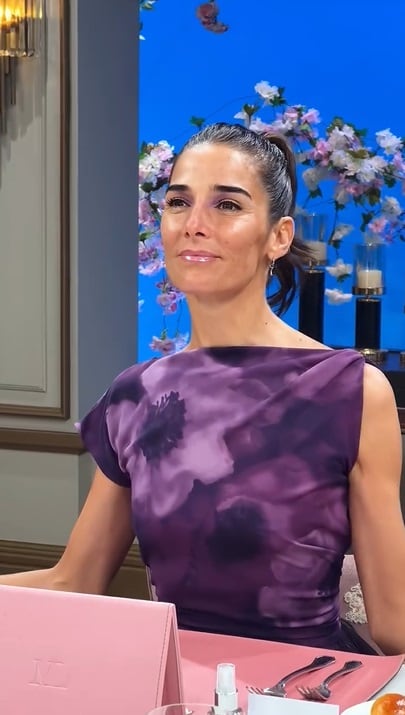 El diseño del vestido de Juana Viale contó con un estampado de flores en tonos violetas en la parte superior