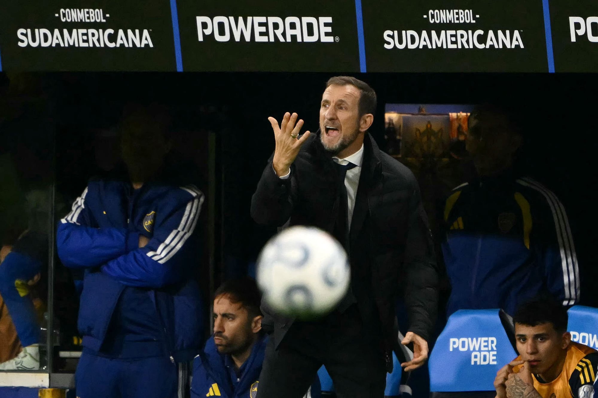 Rodolfo Arruabarrena dando indicaciones en una noche en la que su equipo ganó pero no terminó de convencer en el arranque en la Sudamericana. (Photo by Luis ROBAYO / AFP)