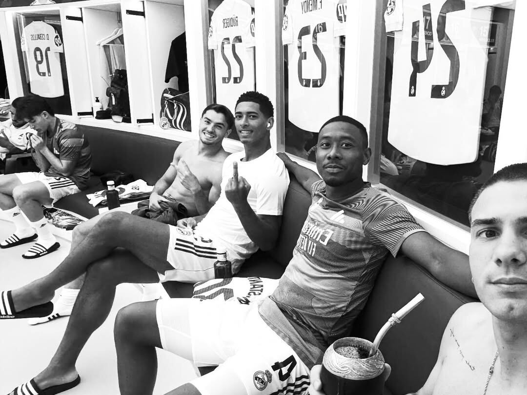 Franco junto a sus compañeros de equipo (Foto: @franco.mastantuono)