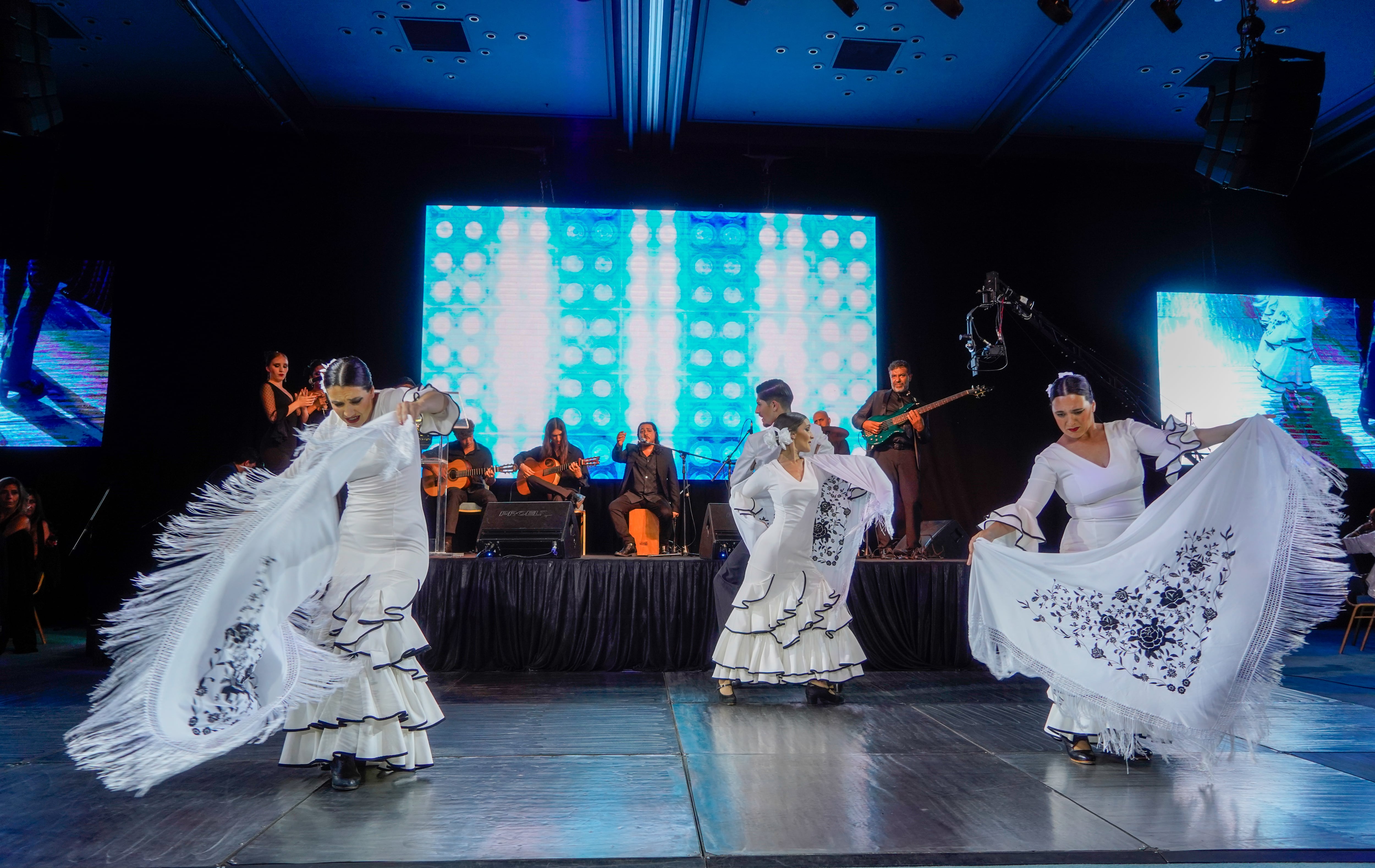 La actuación del grupo Alicante envolvió de clima español la noche. Trajes típicos, zapateo y flamenco, en un momento ovacionado por los presentes