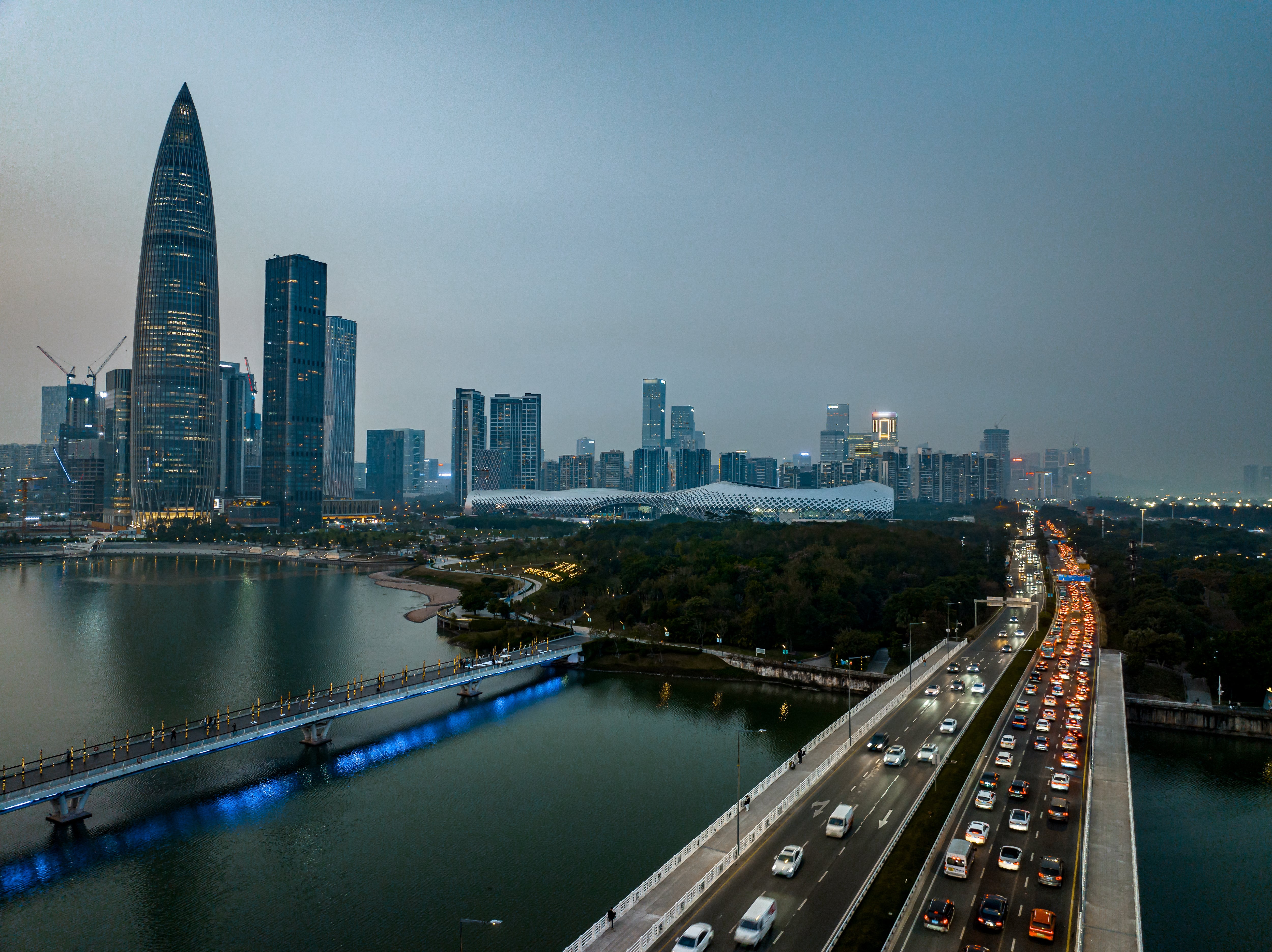 Shenzhen se consolidó como el epicentro de la innovación eléctrica, donde empresas como BYD impulsan el desarrollo de baterías y software para el auto inteligente.