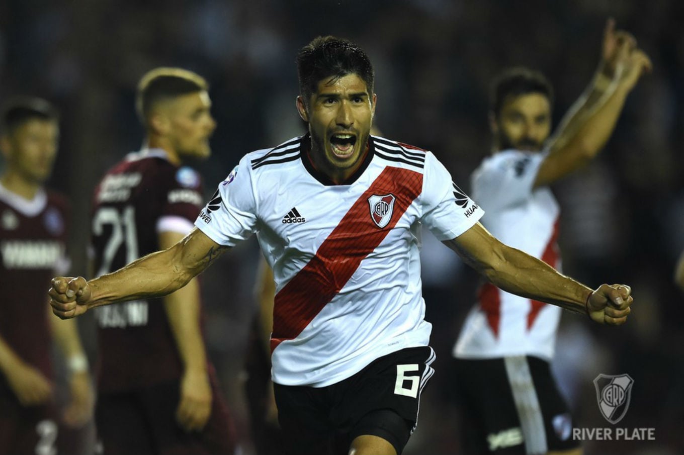 Lollo sufrió muchas lesiones durante su paso por River, jugando tan solo 15 partidos oficiales en dos años y medio