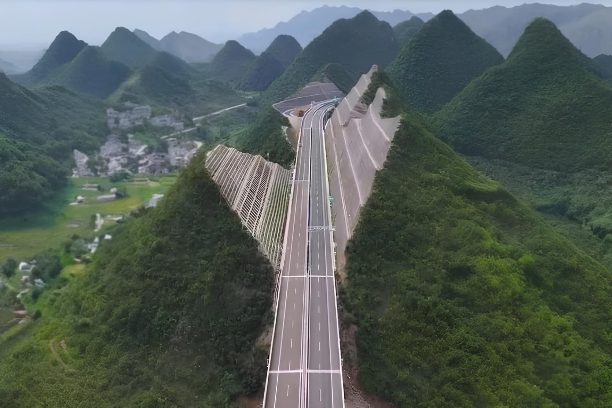 Partieron una montaña a la mitad para construir una autopista