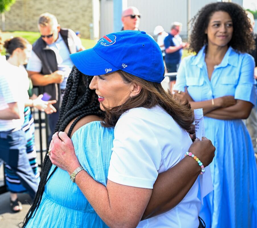 La ley requiere que las escuelas capaciten anualmente a personal docente y administrativo en RCP y uso de DEAs