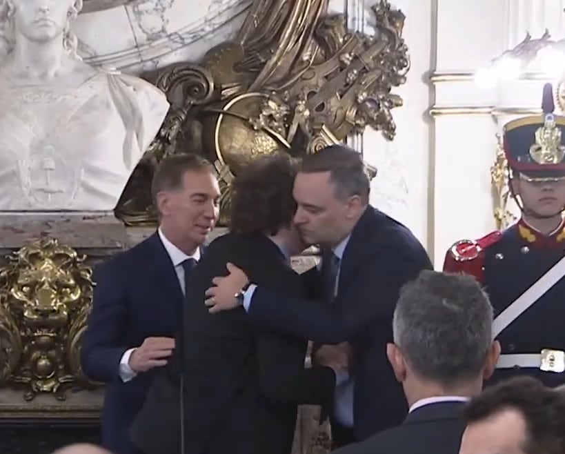 Milei y Adorni se dieron un efusivo abrazo durante la asunción de Santilli