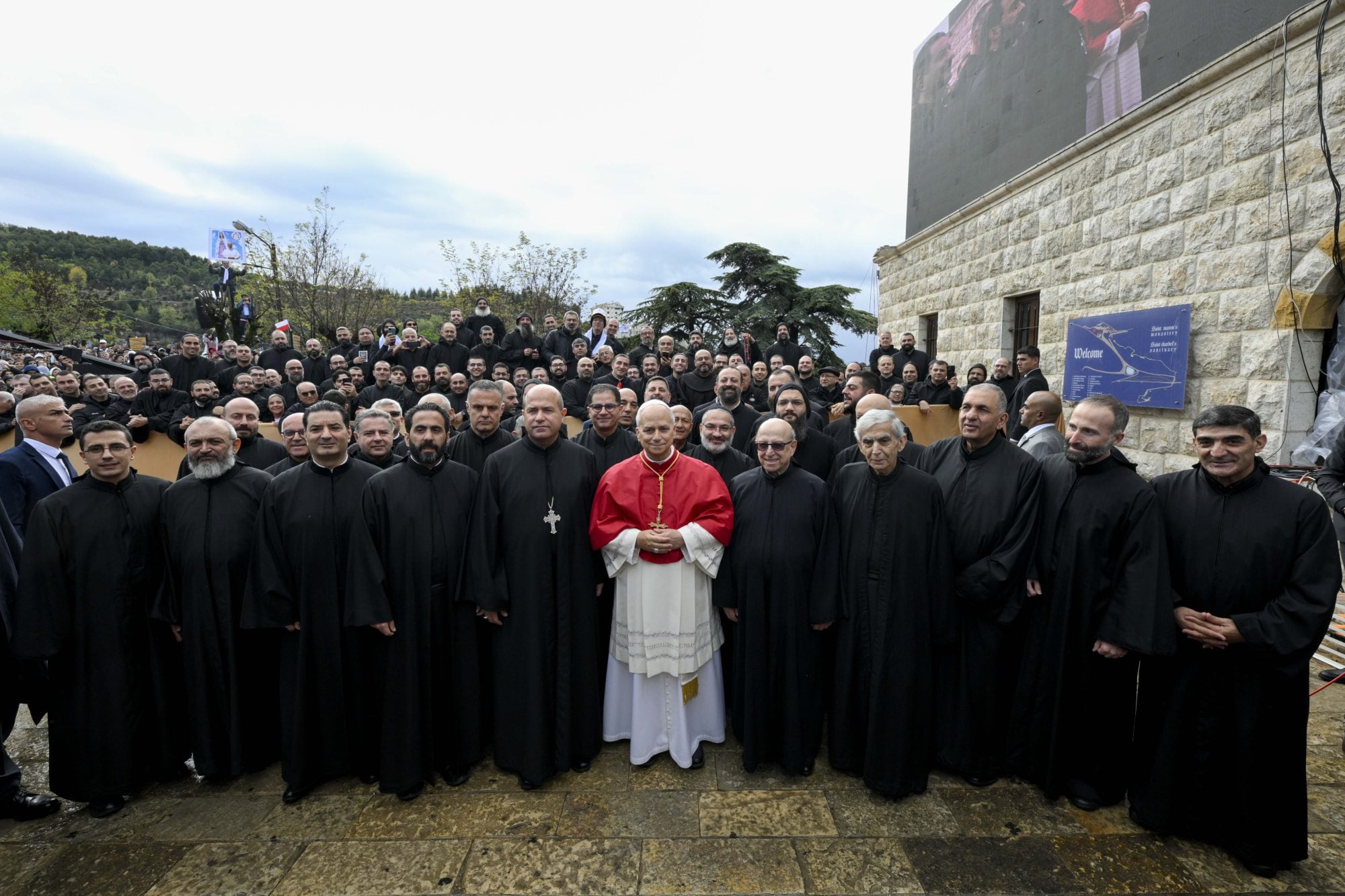 En medio de la guerra, el Líbano vivió un día de fiesta por el papa León, pero teme por el día después 6 El Papa León XIV rindió homenaje en la tumba de San Charbel Makhlouf en el Monasterio de San Marón, Annaya