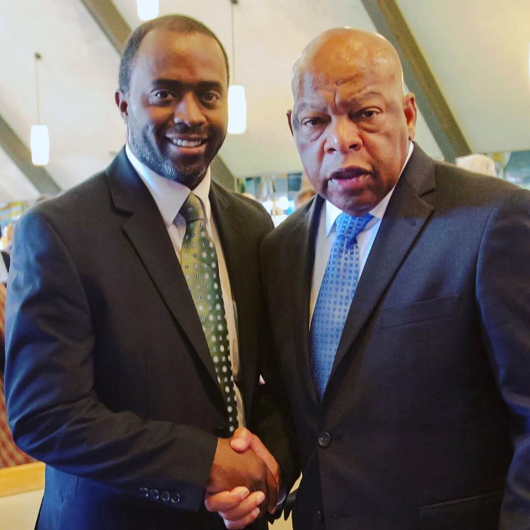 Tony Thurmond junto con el excongresista John Robert Lewis
