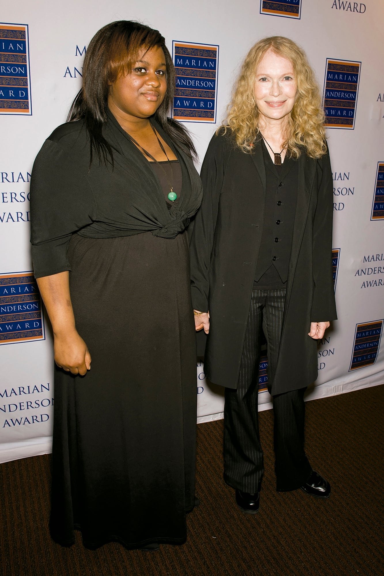 Con su hija Quincy Farrow en la gala del premio Marian Anderson de 2011 (en honor a Farrow) en el Centro Kimmel para las Artes Escénicas en Filadelfia, Pensilvania