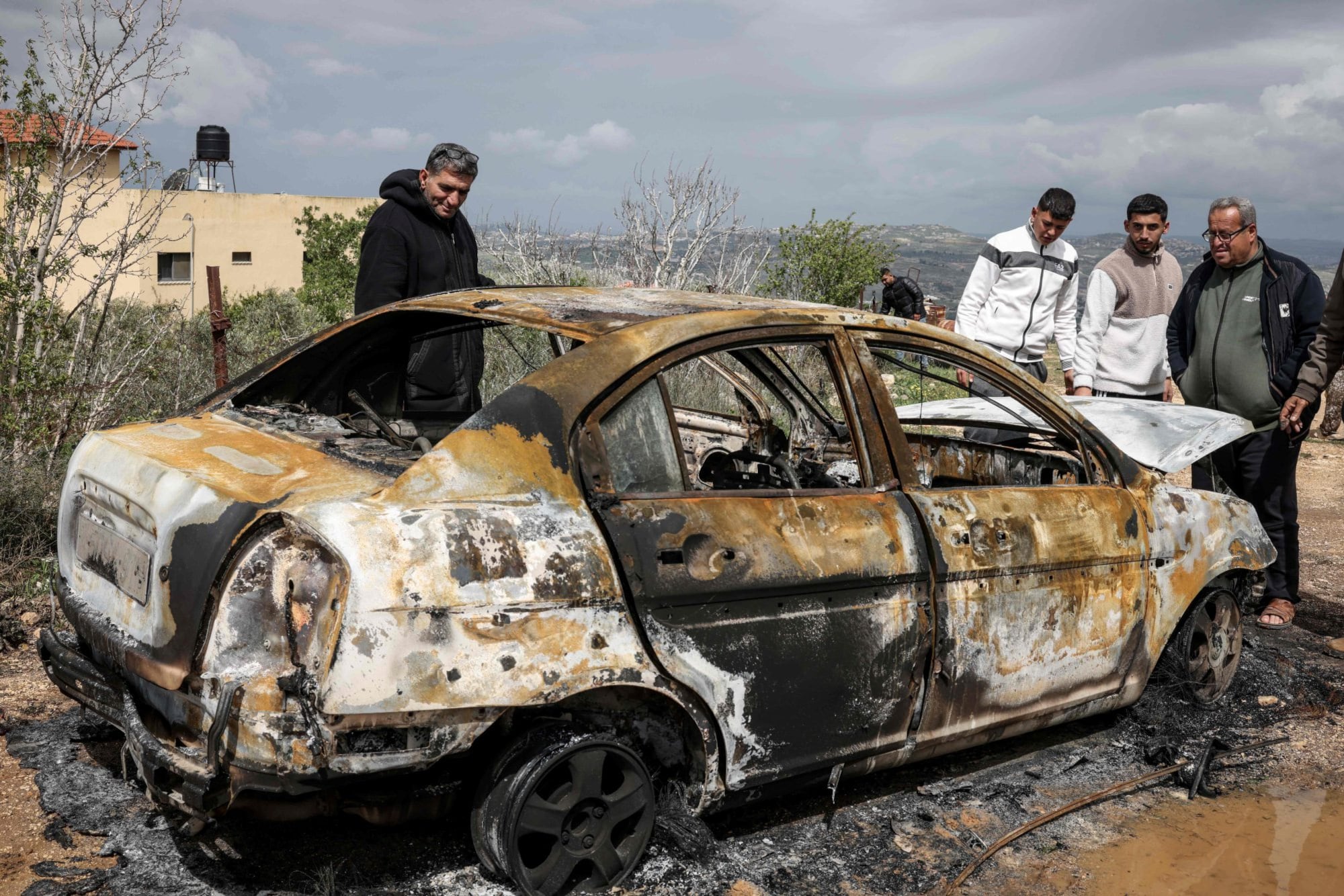 Colonos provocan incendios y atacan a palestinos en Cisjordania