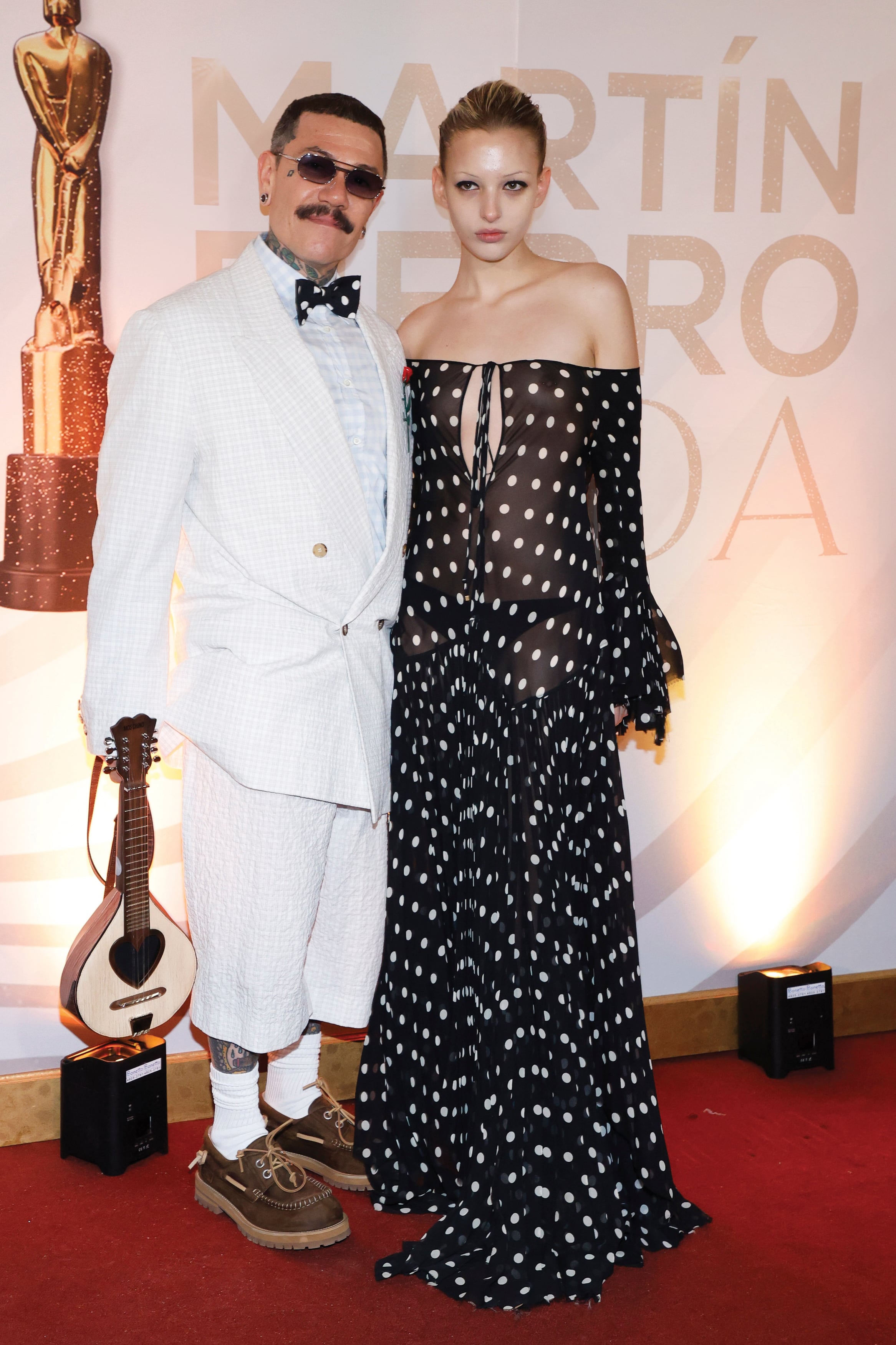 La modelo Rosa Trosman (su mamá, Jessica Trosman, fue homenajeada por su trayectoria y por combinar la moda y el arte) posa con el consagrado argentino Adrián Appiolaza, que desde 2024 es director creativo de Moschino y fue homenajeado durante la velada. Dos días más tarde lo nombraron Personalidad Destacada de la Ciudad