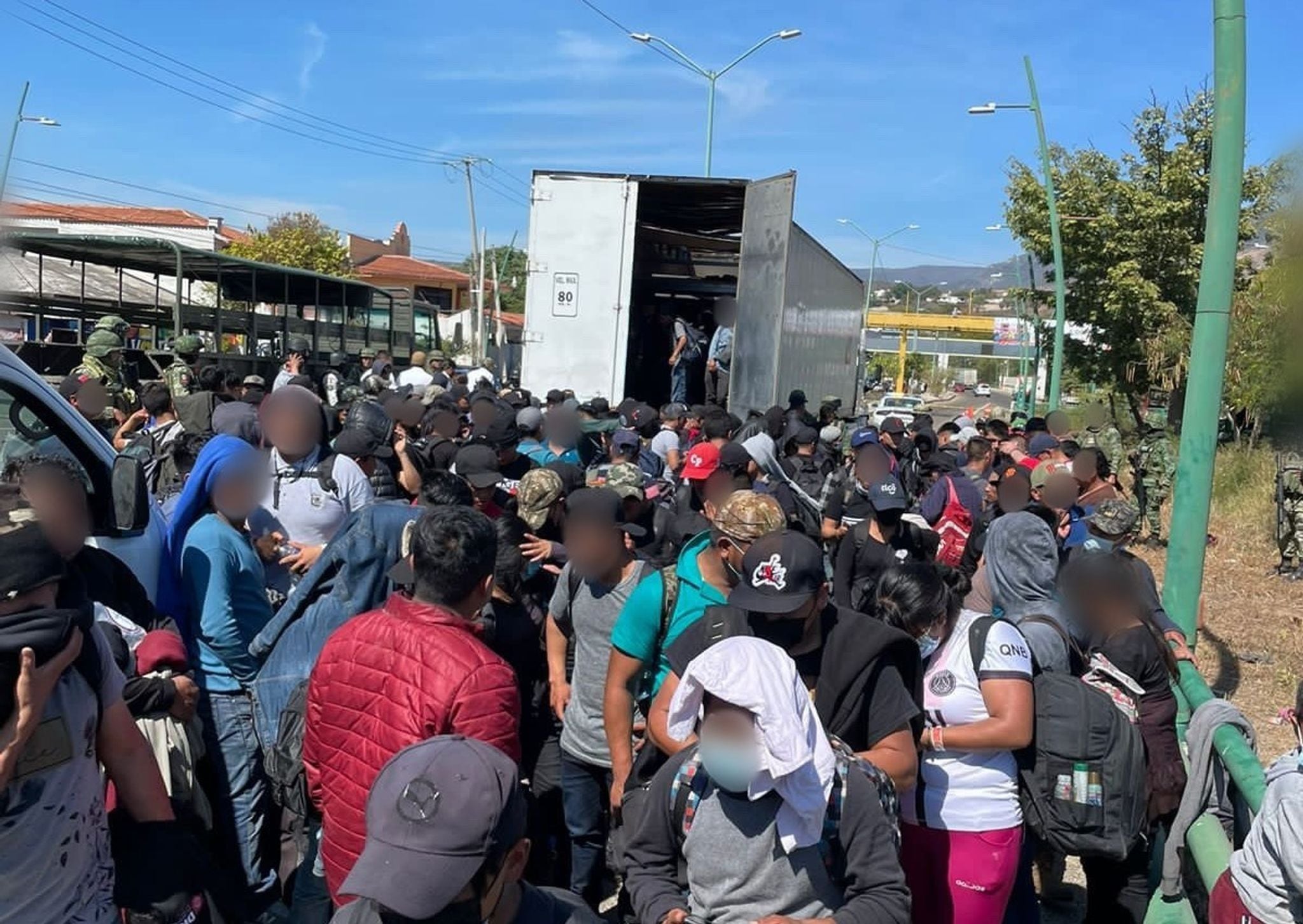 Las autoridades de México rescatan a 230 migrantes hacinados en un trailer