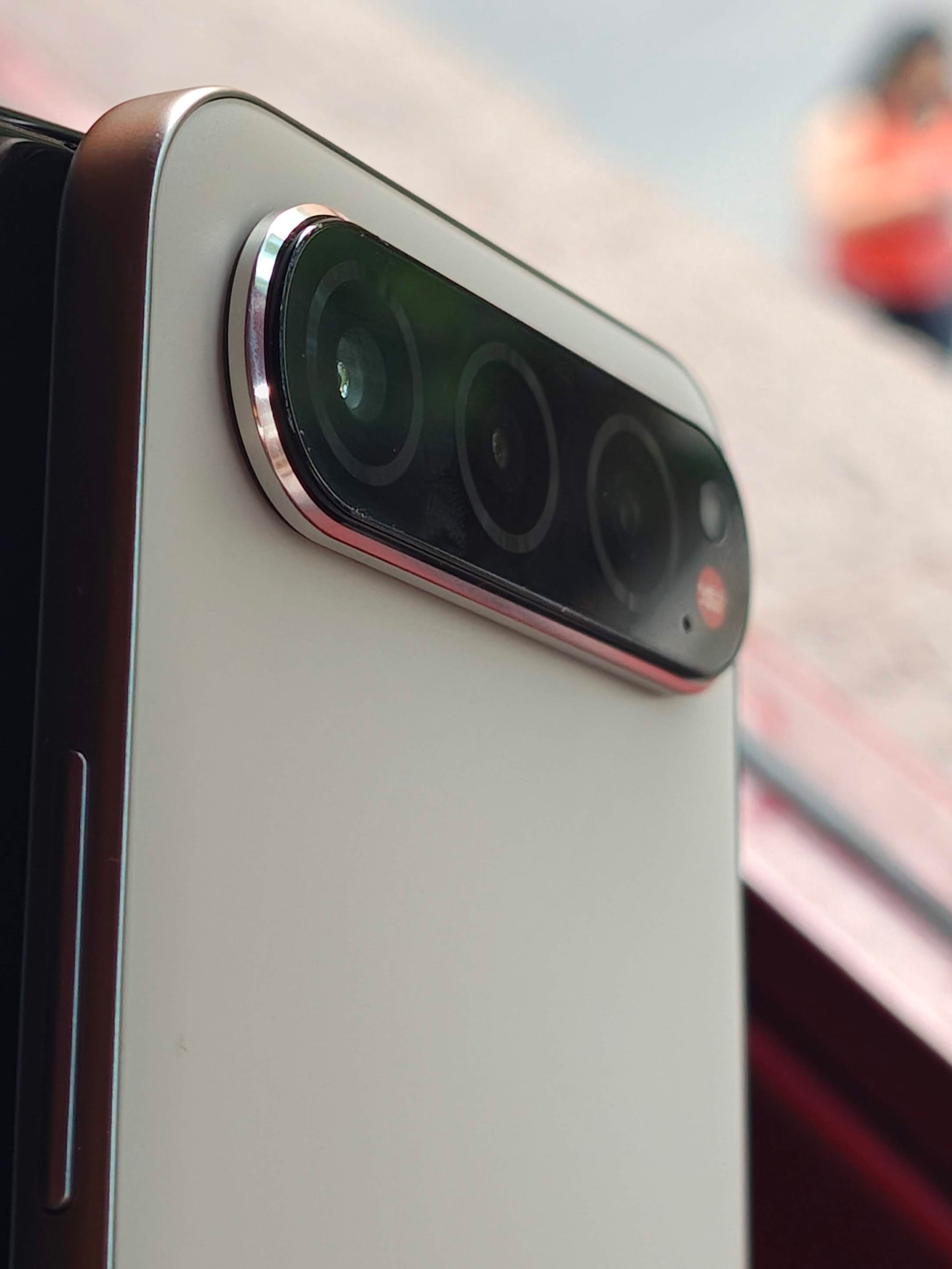 El Nubia Air tiene una sola cámara de 50 megapixeles, con dos sensores complementarios a su lado; la batería es de 5000 mAh