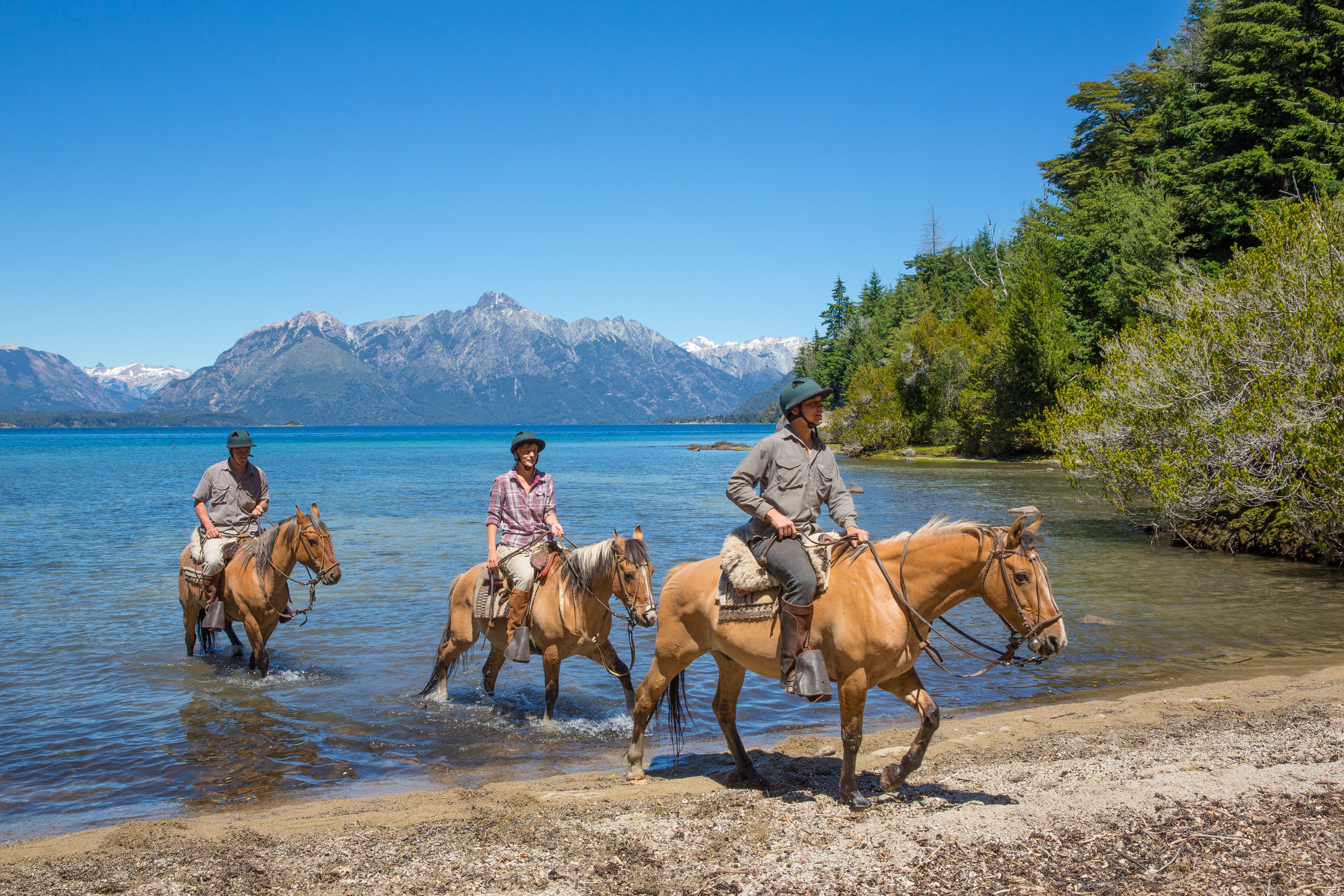 Los guías proponen cabalgatas por la Playa del Toro o caminatas por los senderos que parten desde la hostería.