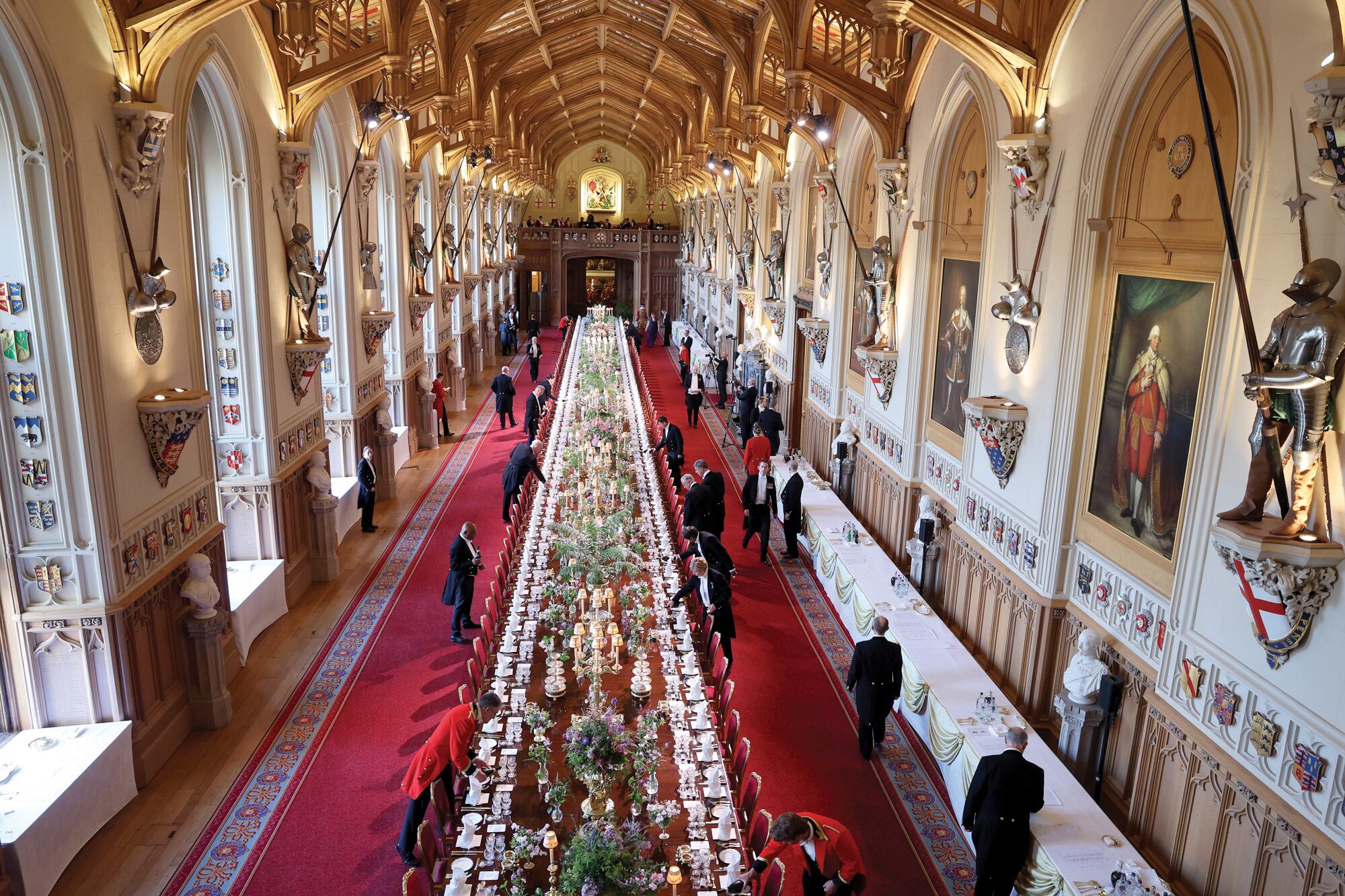 Una imagen imponente de la majestuosa mesa de 50 metros que recorría de punta a punta el Saint George’s Hall.