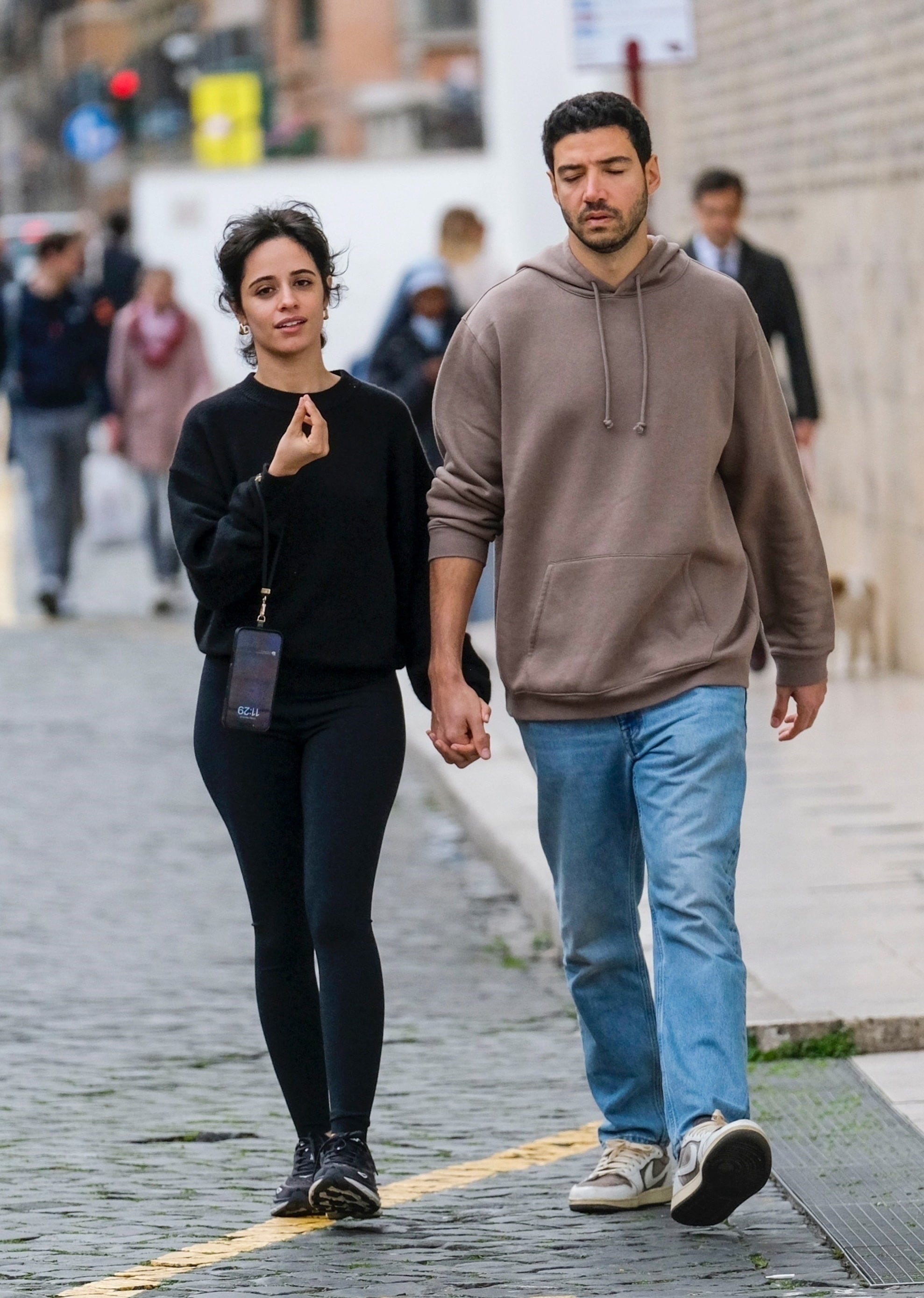 Camila Cabello y su novio multimillonario no dejaron de mimarse en toda la velada. La cantante de 28 años y el empresario libanés, de 39, caminaron, charlaron, se rieron cómplices y realizaron una breve parada para tomar café