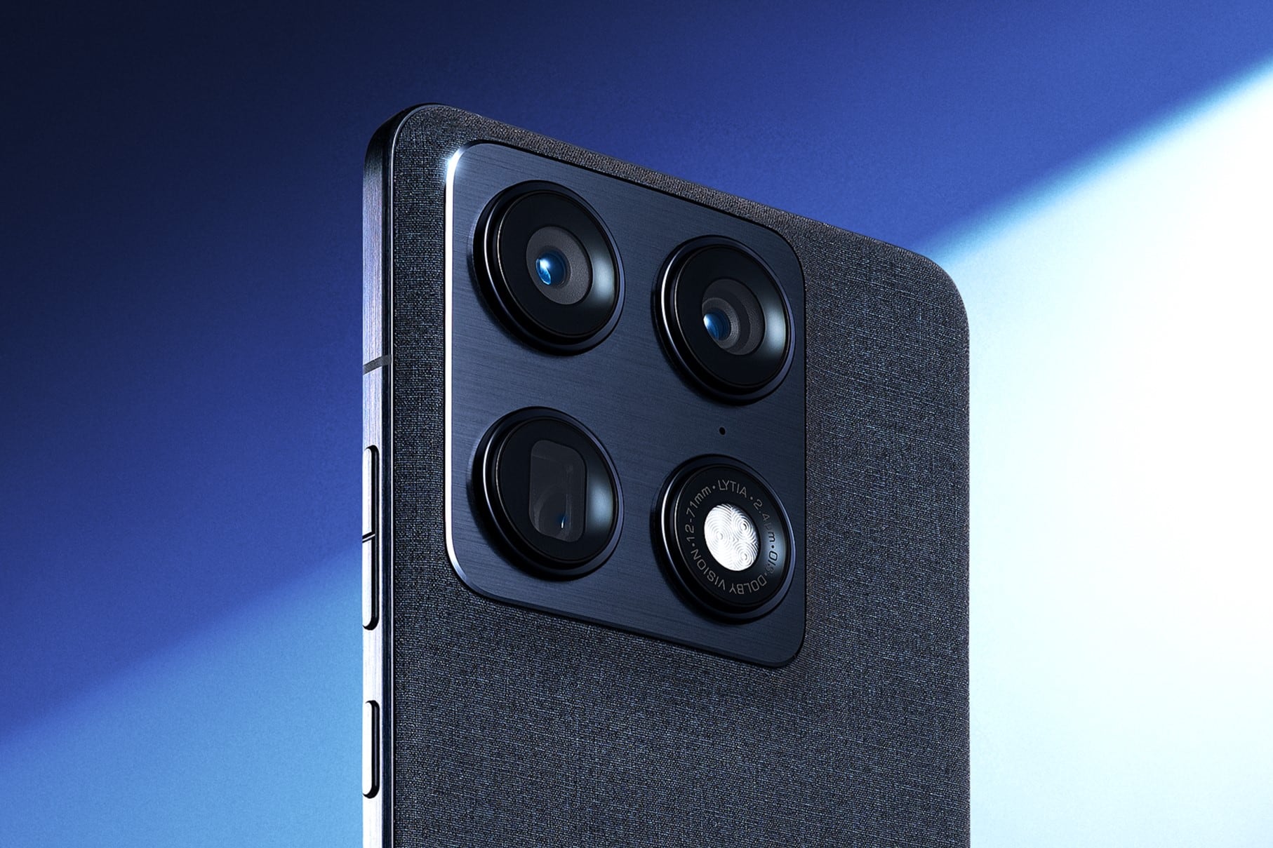 Motorola se alió con Sony para usar sus sensores Lytia en las cámaras, que son todas de 50 megapixeles para la lente normal, el gran angular y el zoom 3x