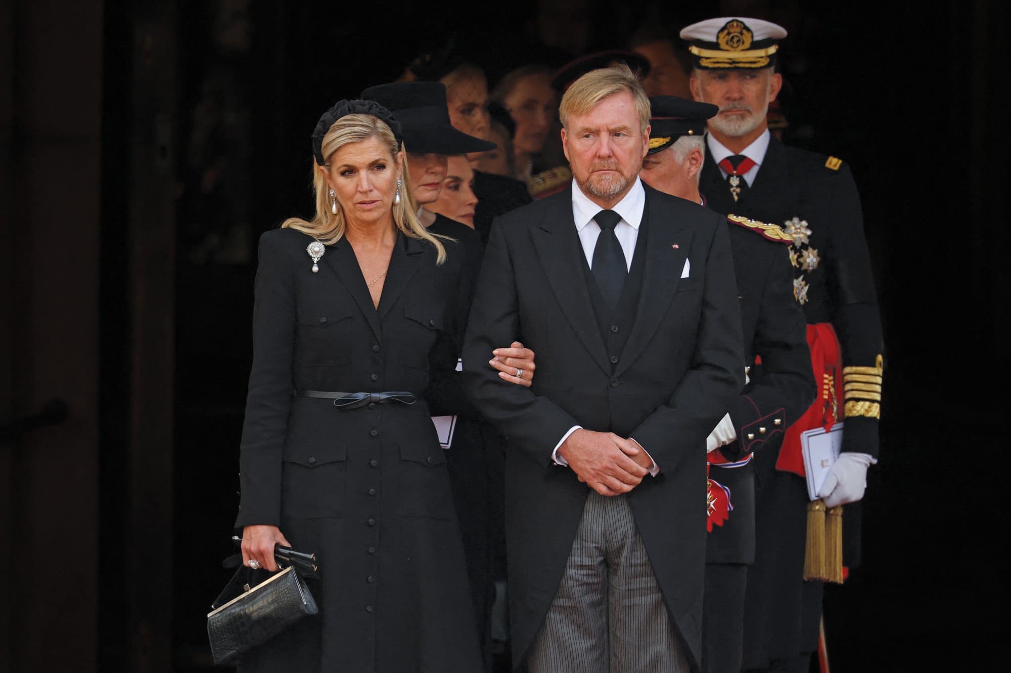 Según el protocolo, todos los monarcas europeos llevaron sus uniformes militares de gala, salvo Guillermo de los Países Bajos. Según la Constitución de su país, el monarca no es el comandante en jefe de las Fuerzas Armadas. Aunque sí tuvo carrera militar antes de convertirse en Rey, en 2013 renunció a su condición militar activa y a sus rangos