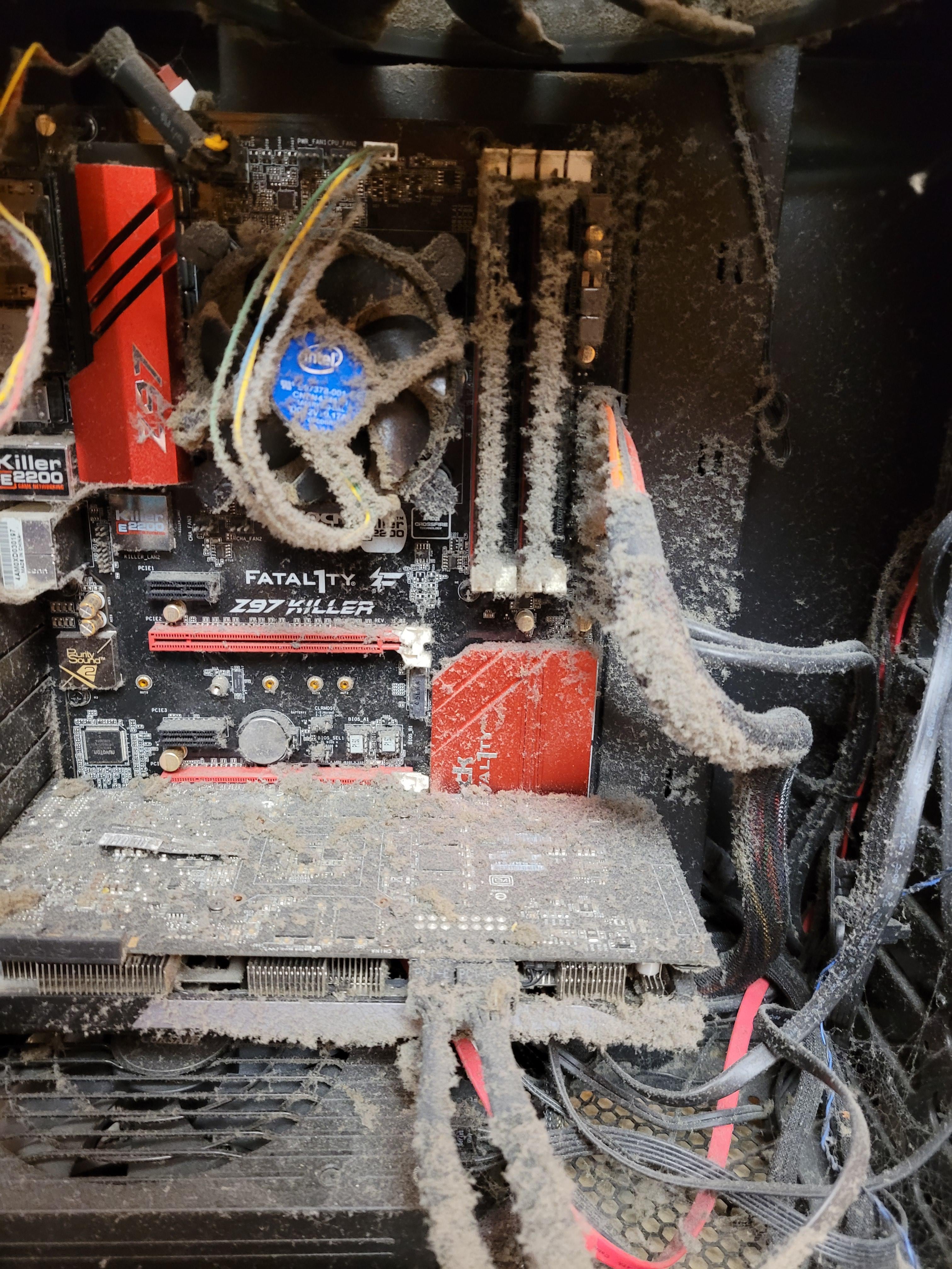 Así estaba la PC del usuario de Reddit (Foto: Reddit/jbclassic6889)