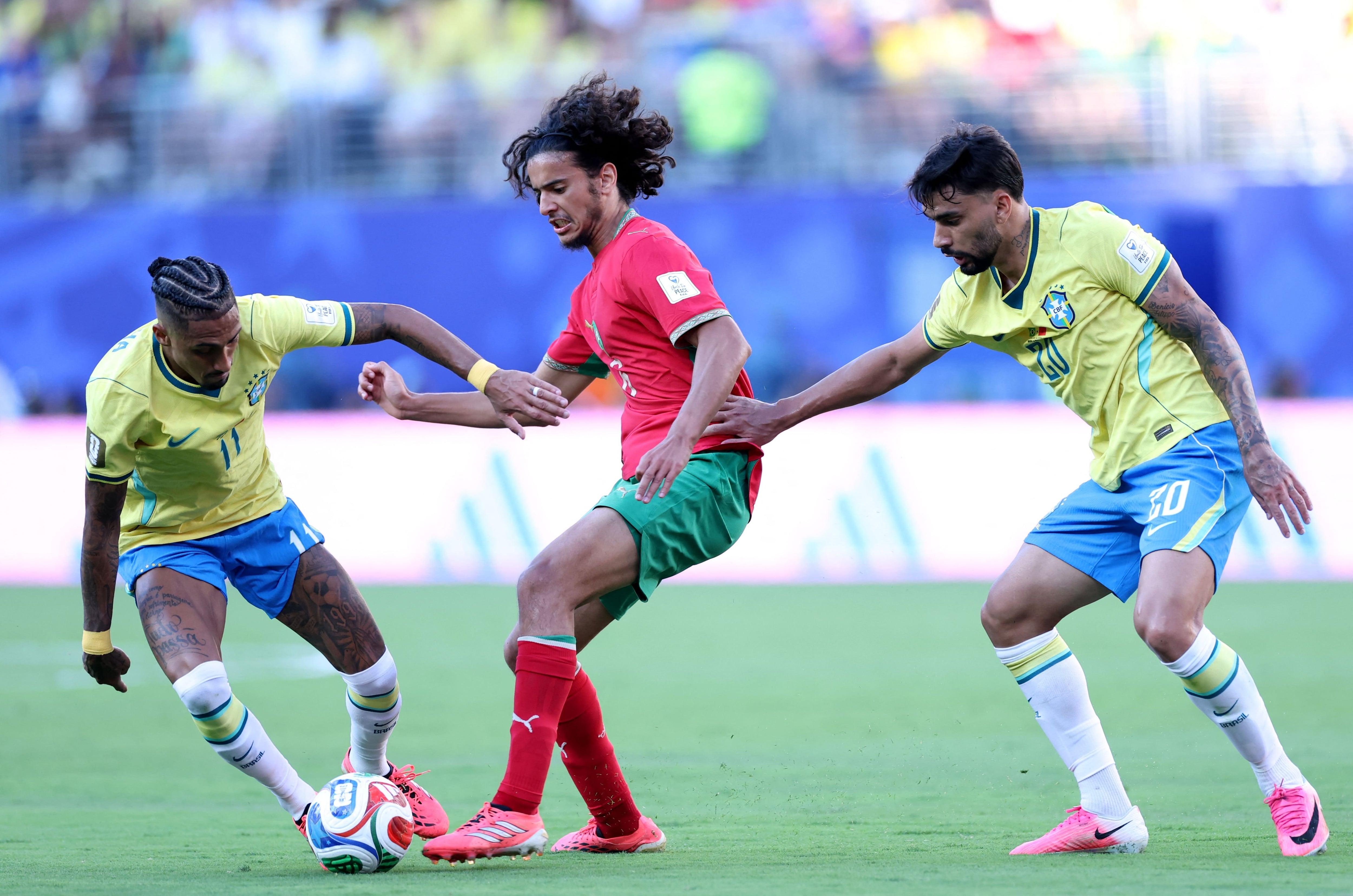 Ayyoub Bouaddi con la pelota, marcador por Raphinha y Lucas Paqueta