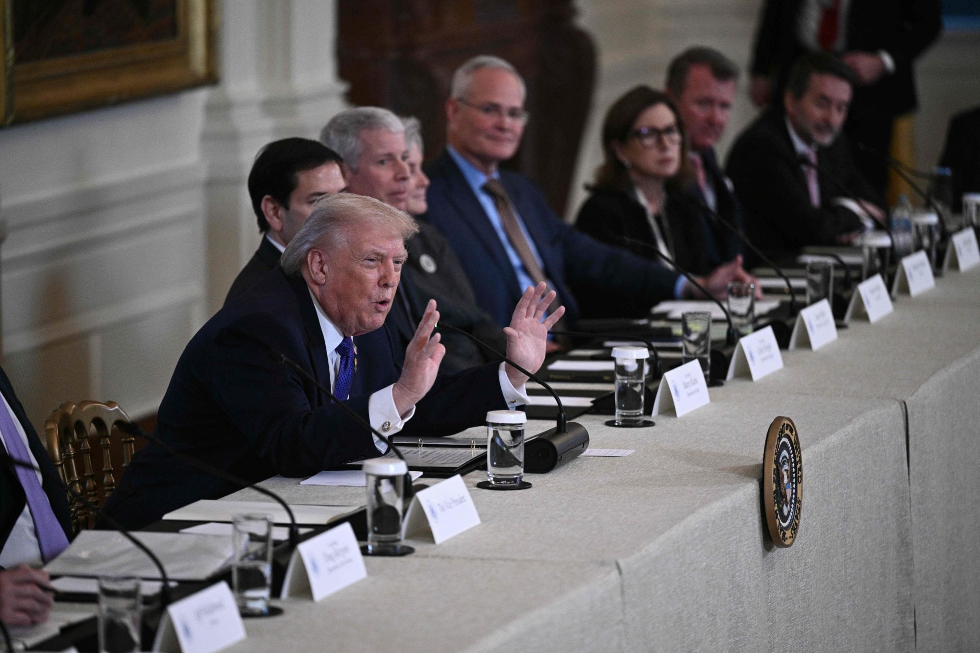 El presidente Donald Trump, en su reunión con directivos de compañías petroleras norteamericanas, en la Casa Blanca.