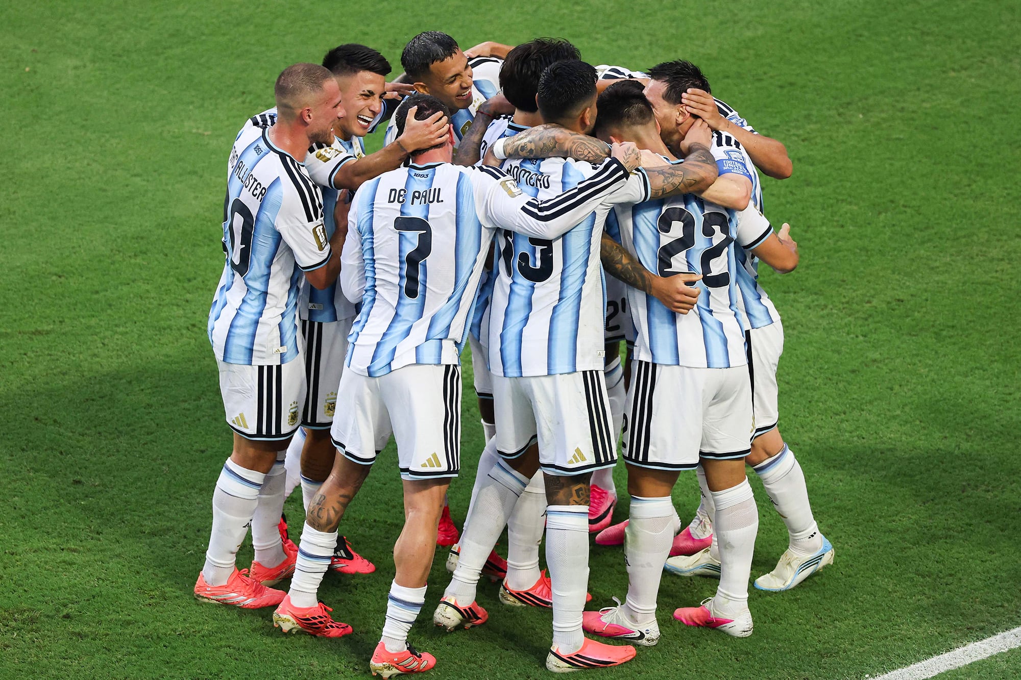 El abrazo grupal tras el gol