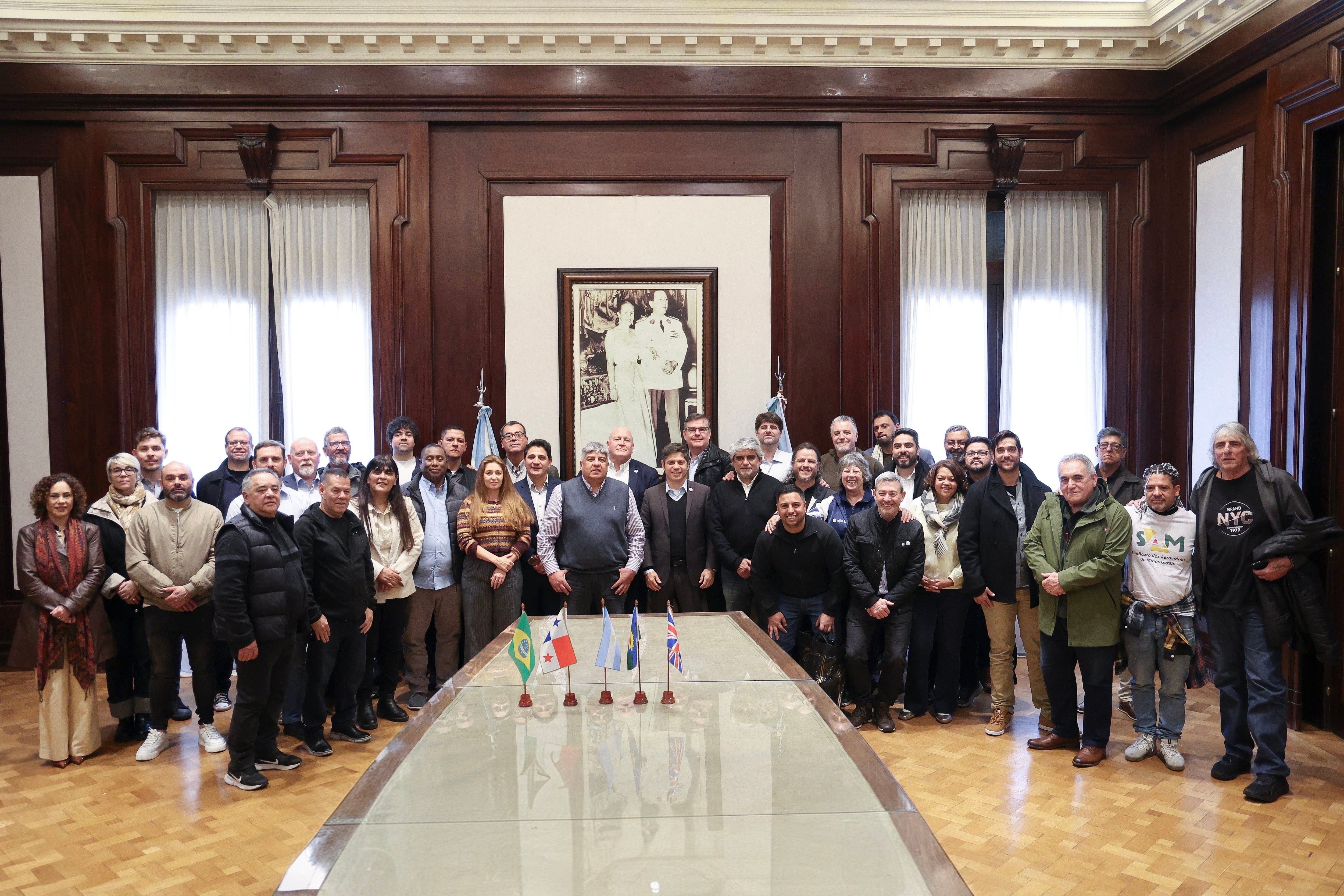 Kicillof recibió a Pablo Moyano y gremialistas internacionales: "Si el Gobierno les da la espalda, cuentan con la Provincia"