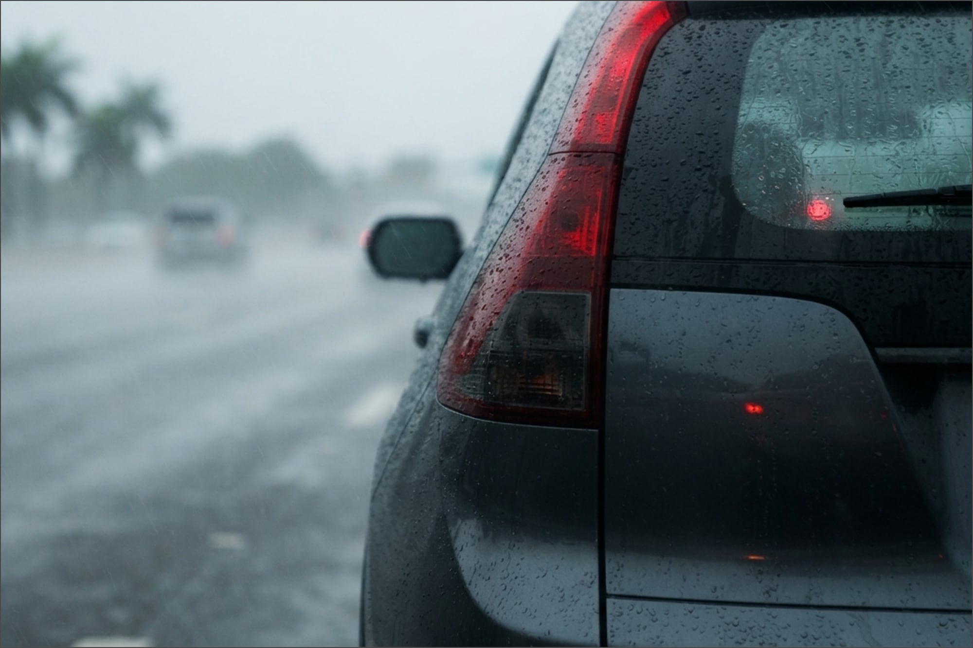 Los conductores de Florida deben llevar las luces encendidas siempre durante lluvia o niebla