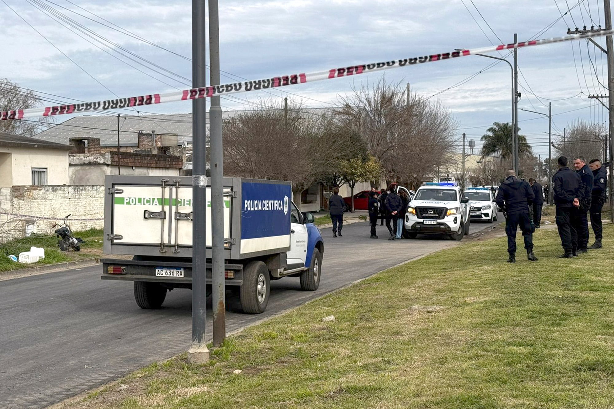 Policías trabajaron en la escena del crimen