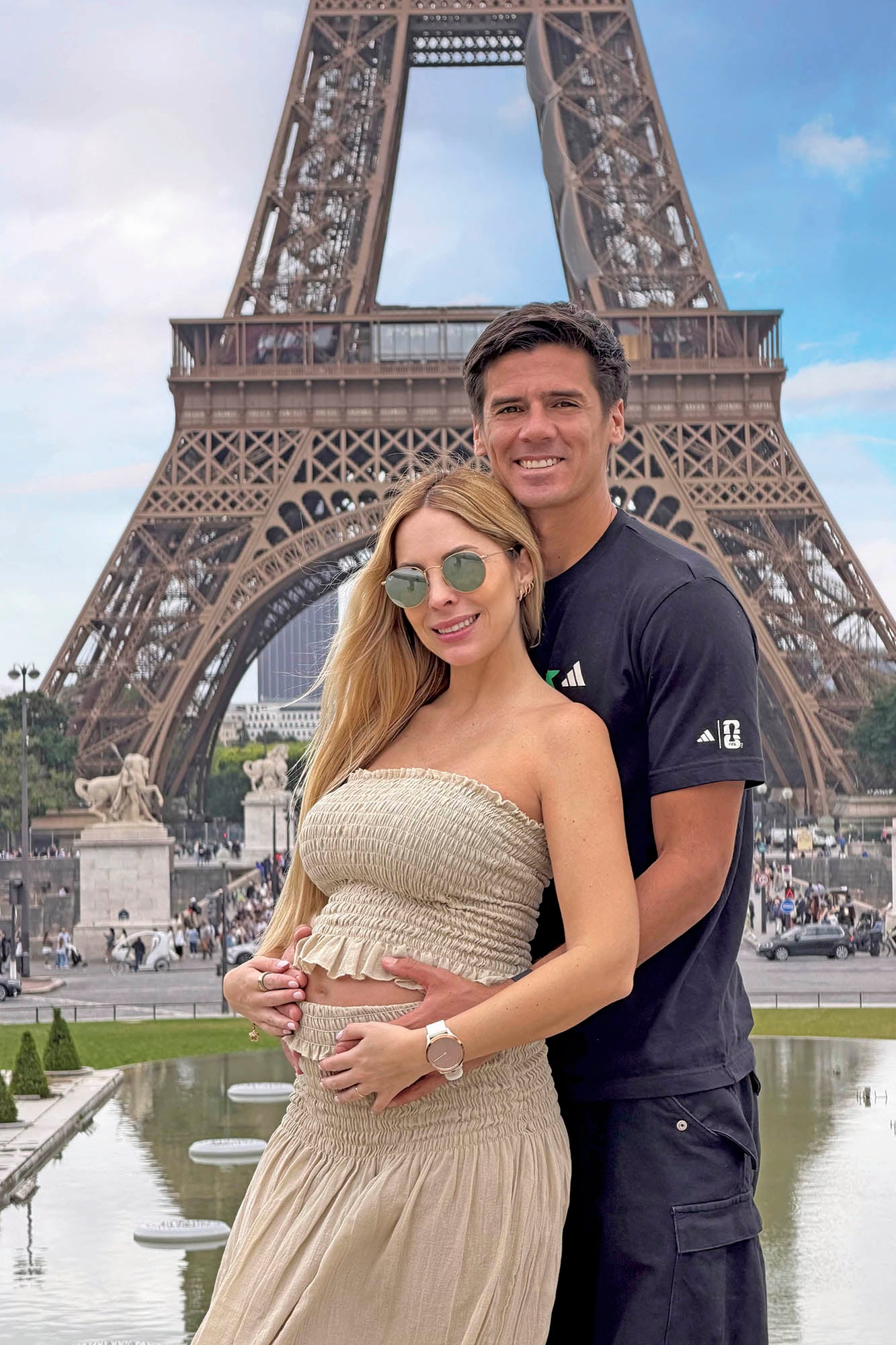 Después de diez años de amor
y casi dos de matrimonio, serán
padres por primera vez. Felices, se
fotografiaron con la Torre Eiffel
durante su escapada a París