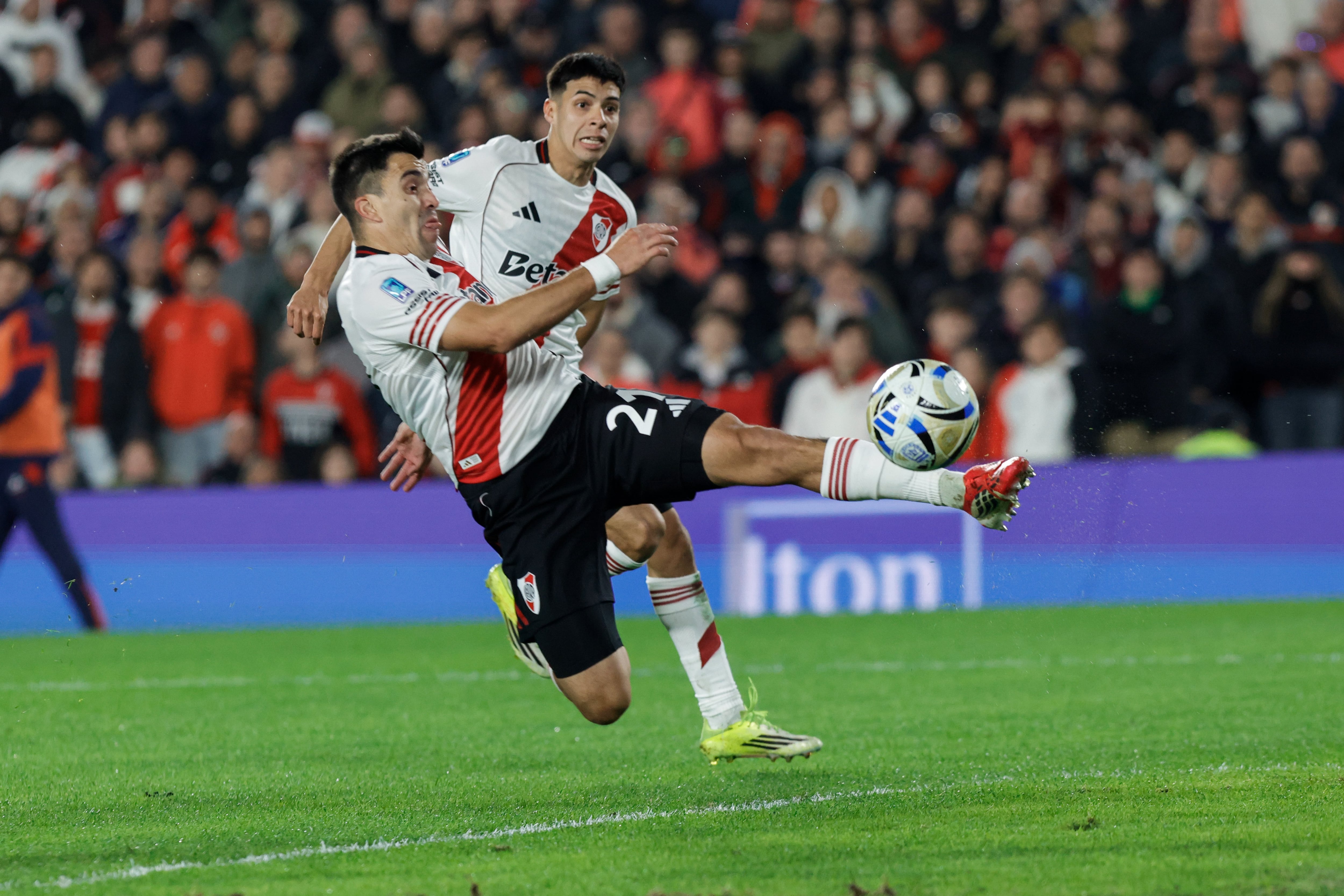 Acuña empalma de zurda y convierte el primer gol de River