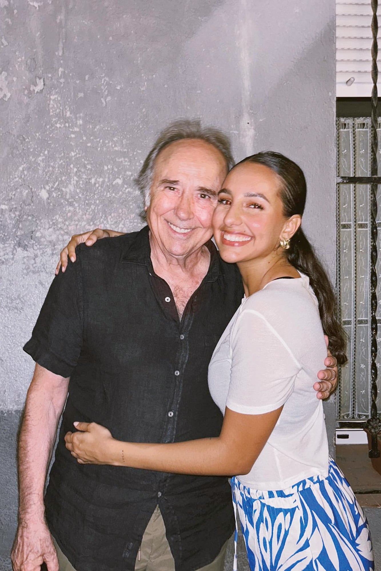 La nieta de Joan Manuel Serrat acompañó la publicación con una canción del artista,