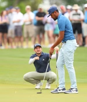 Alejandro Tosti y Tony Finau, en plena discusión