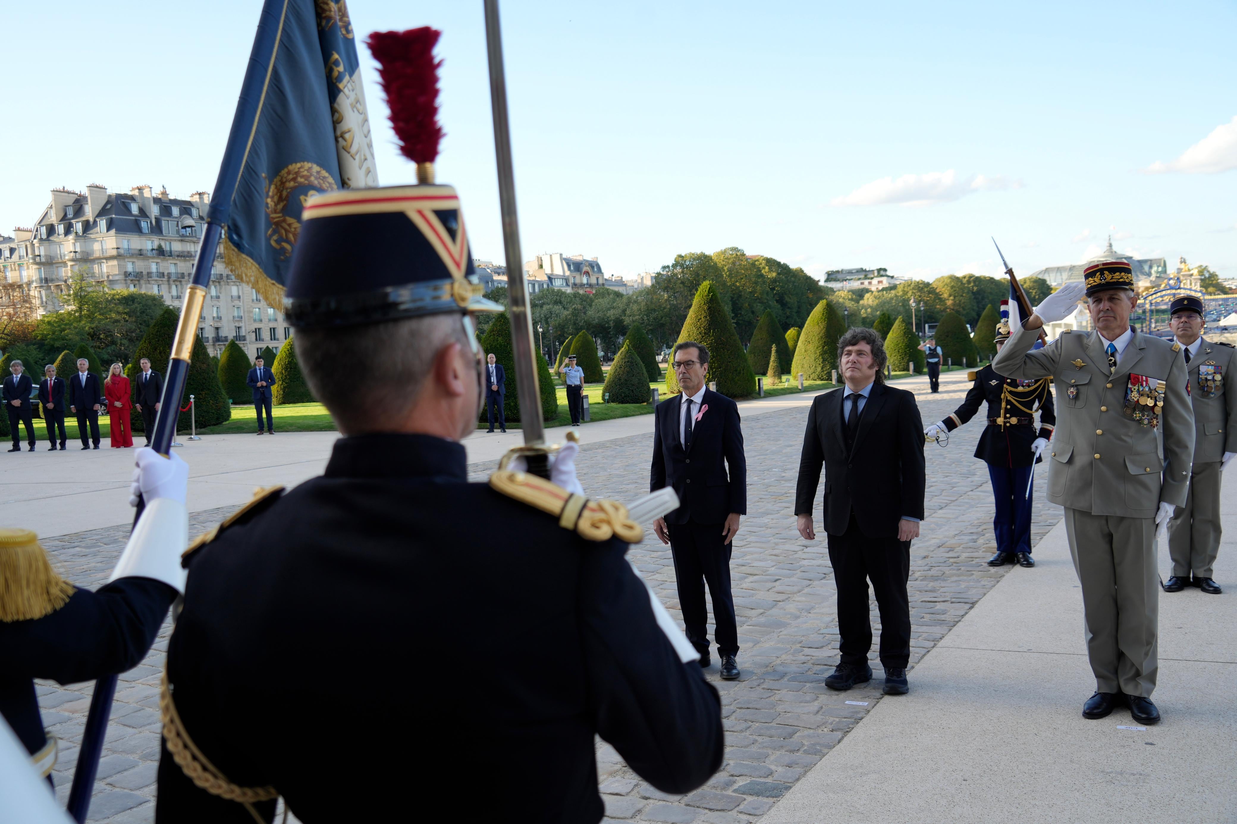 El presidente Javier Milei mantuvo una reunión bilateral con su par de la República Francesa, Emmanuel Macron, en el Palacio del Elíseo.