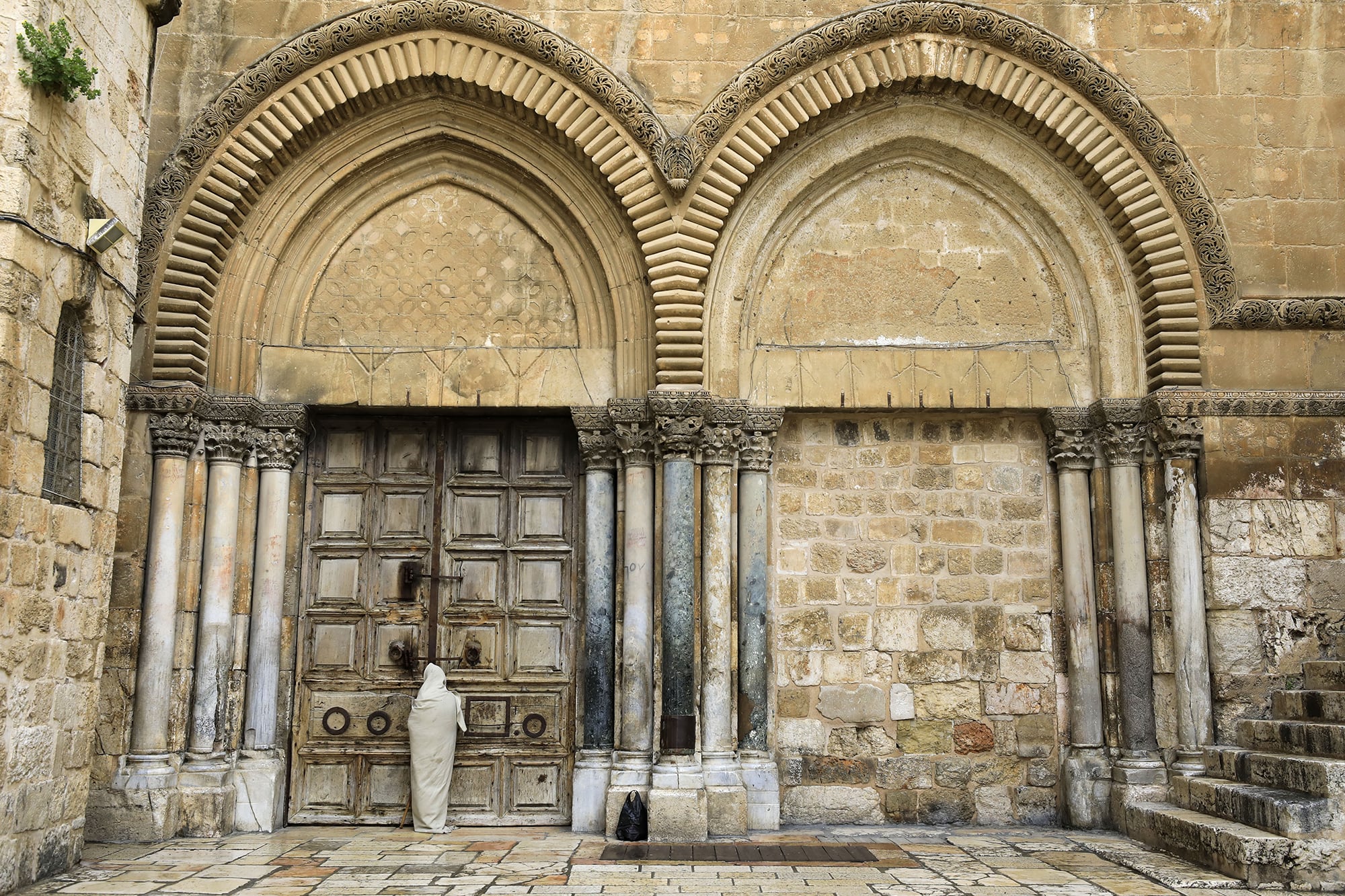 El portón de entrada a la Basílica del Santo Sepulcro