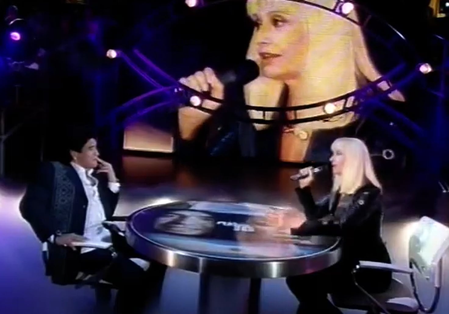 En 2005 Raffaella visitó la Argentina por invitación de Diego Maradona, quien la entrevistó en su programa: La noche del 10