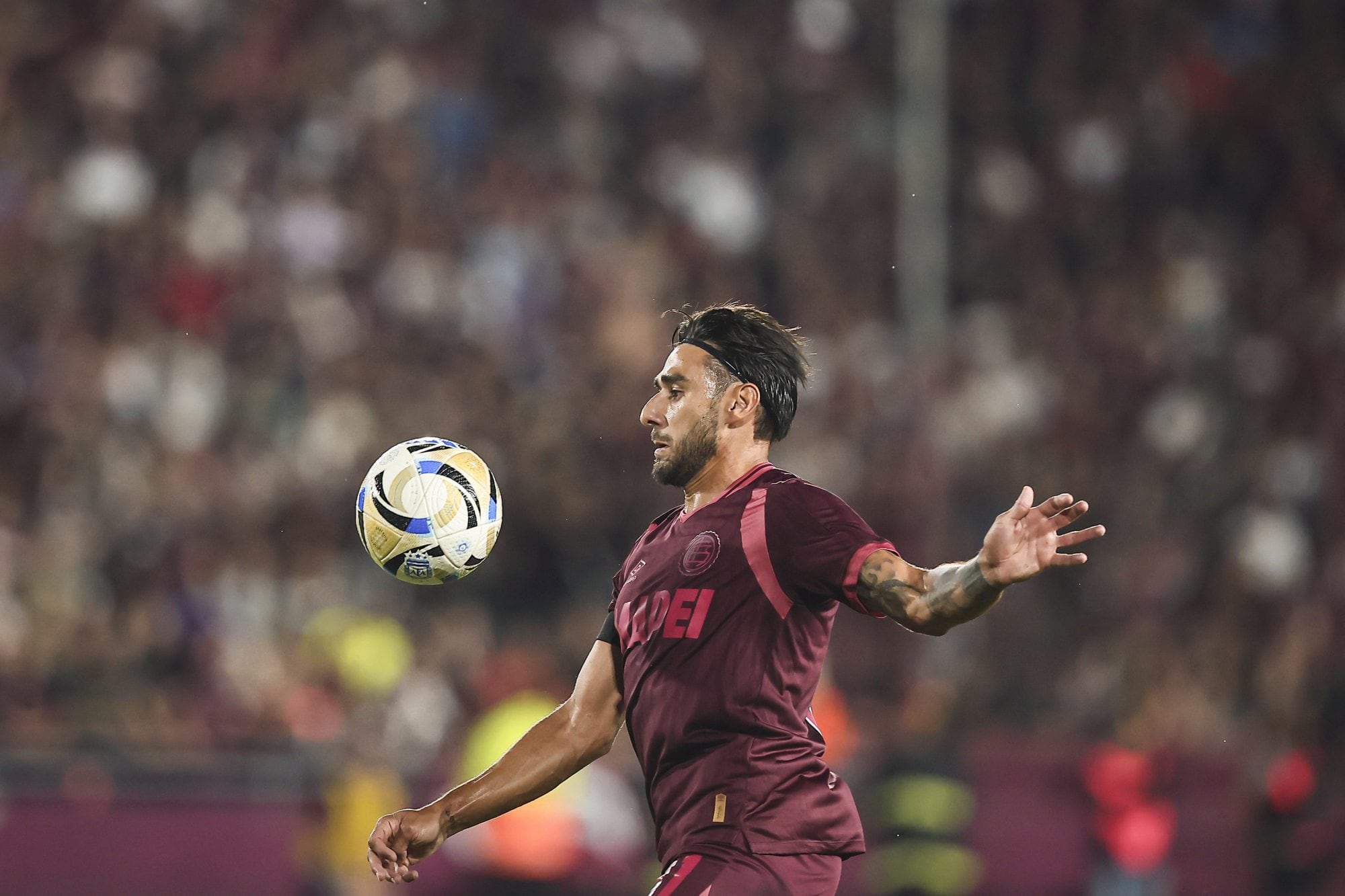 Eduardo Salviobusca prosperar para Lanús en el partido con Boca por el torneo Apertura