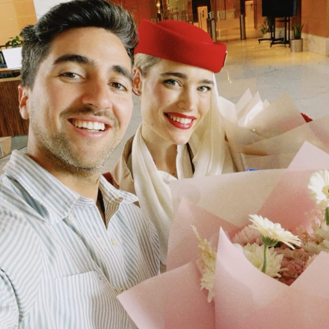 Pablo junto a su novia, a quien conoció hace dos años durante un viaje internacional
