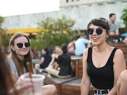 El bar al aire libre de Recoleta que encontró su identidad entre fiestas gratis y la salida de la facultad